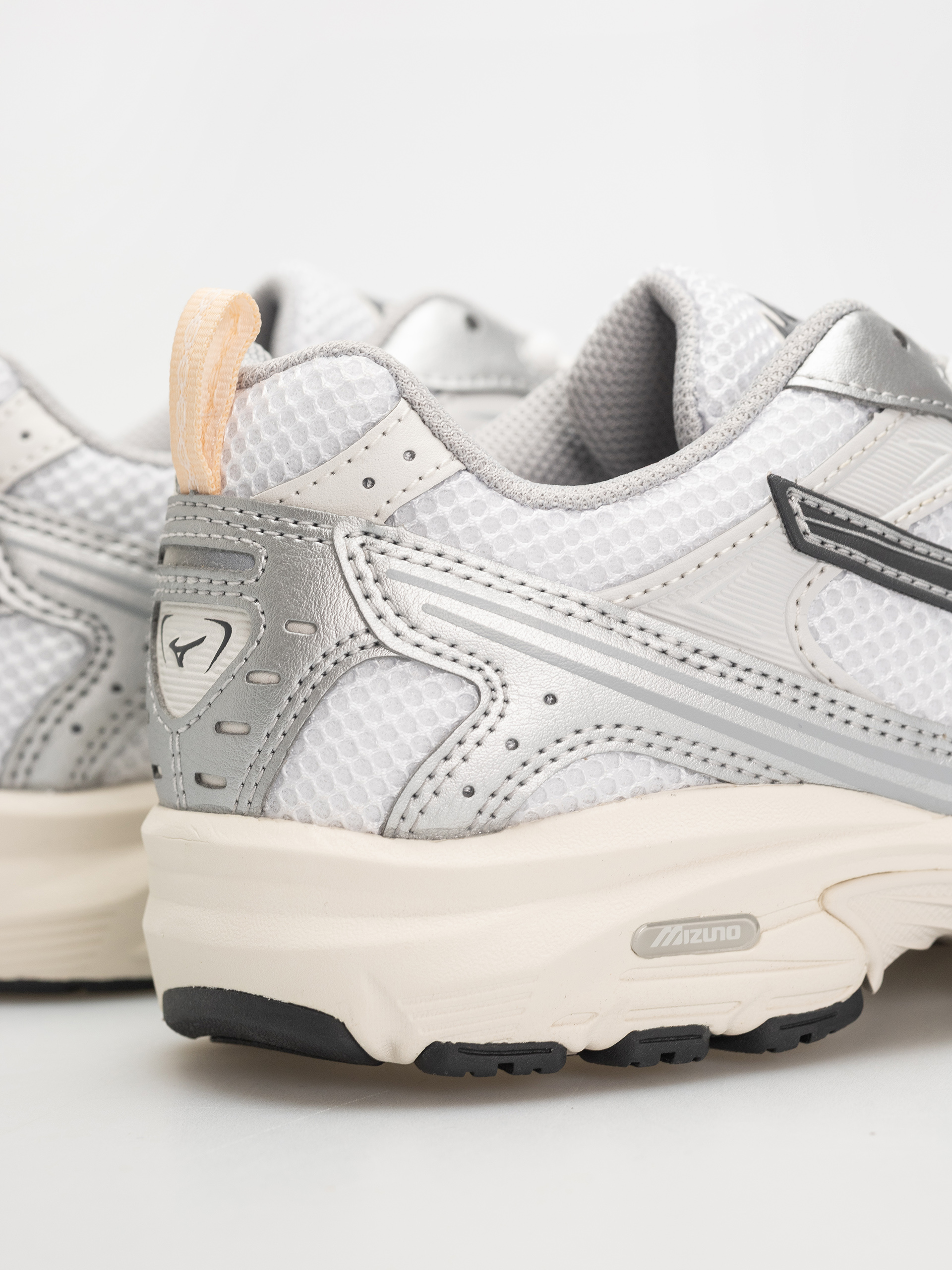 Buty Mizuno MXR (white/iron gate/peach puree)