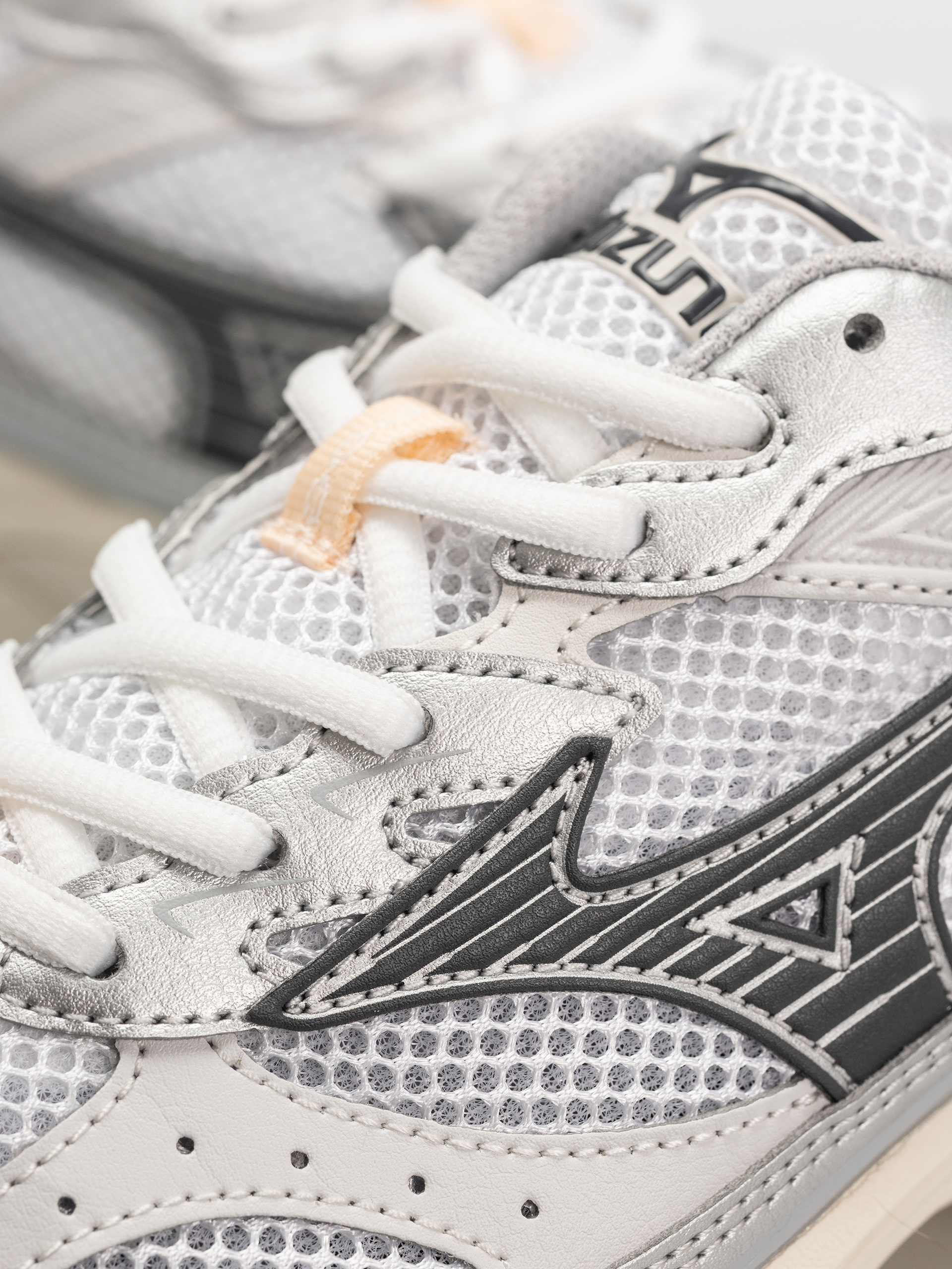 Buty Mizuno MXR (white/iron gate/peach puree)