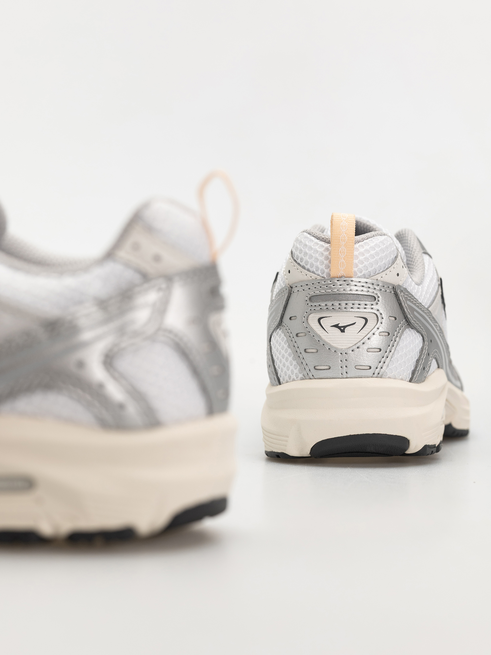 Buty Mizuno MXR (white/iron gate/peach puree)