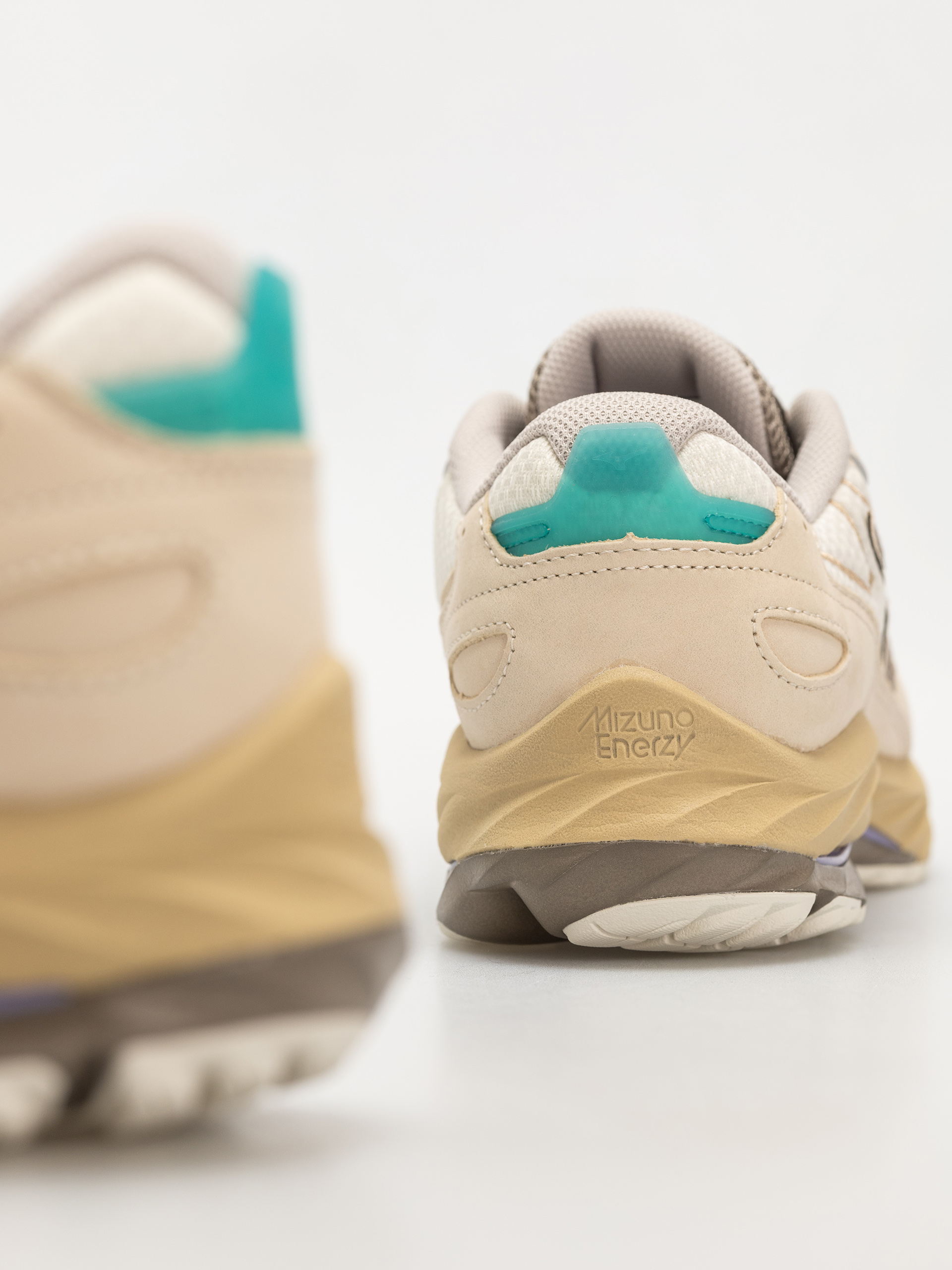 Buty Mizuno Wave Rider Βeta Premium (summer sand/vintage khaki/cedar)