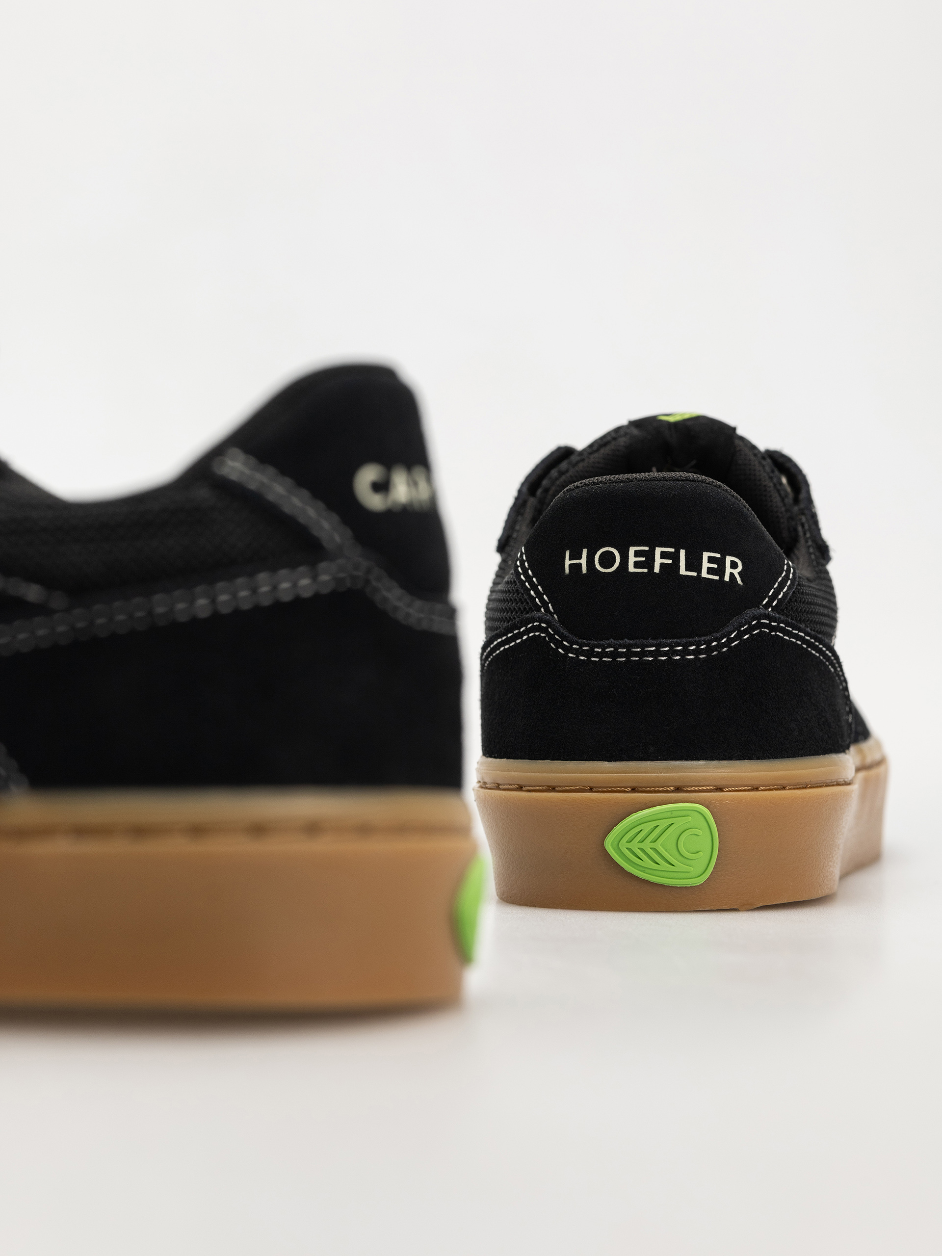 Buty Cariuma T20 Pro (gum black suede and mesh ivory logo contrast thread)