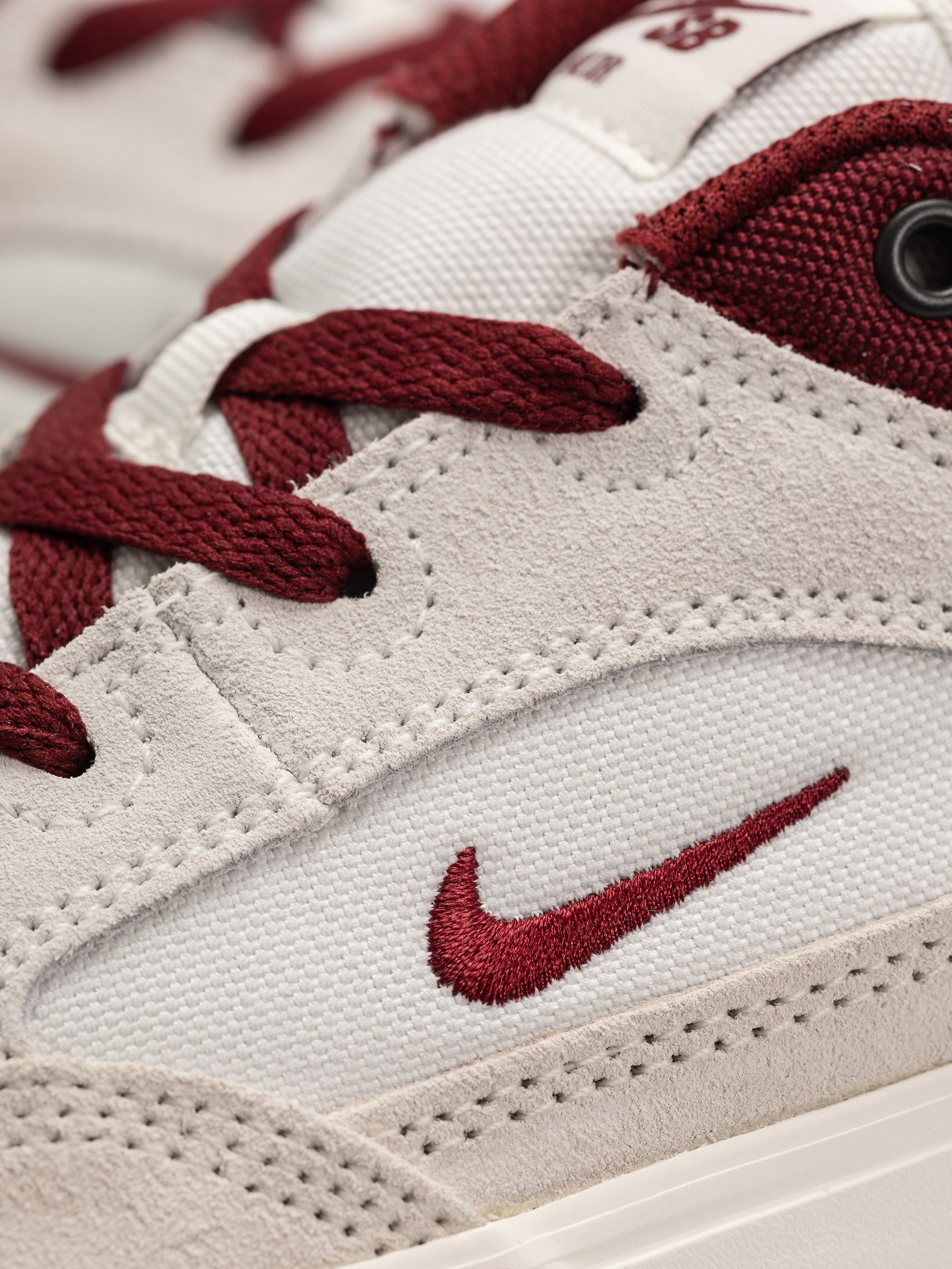 Buty Nike SB Malor (summit white/team red phantom sail)