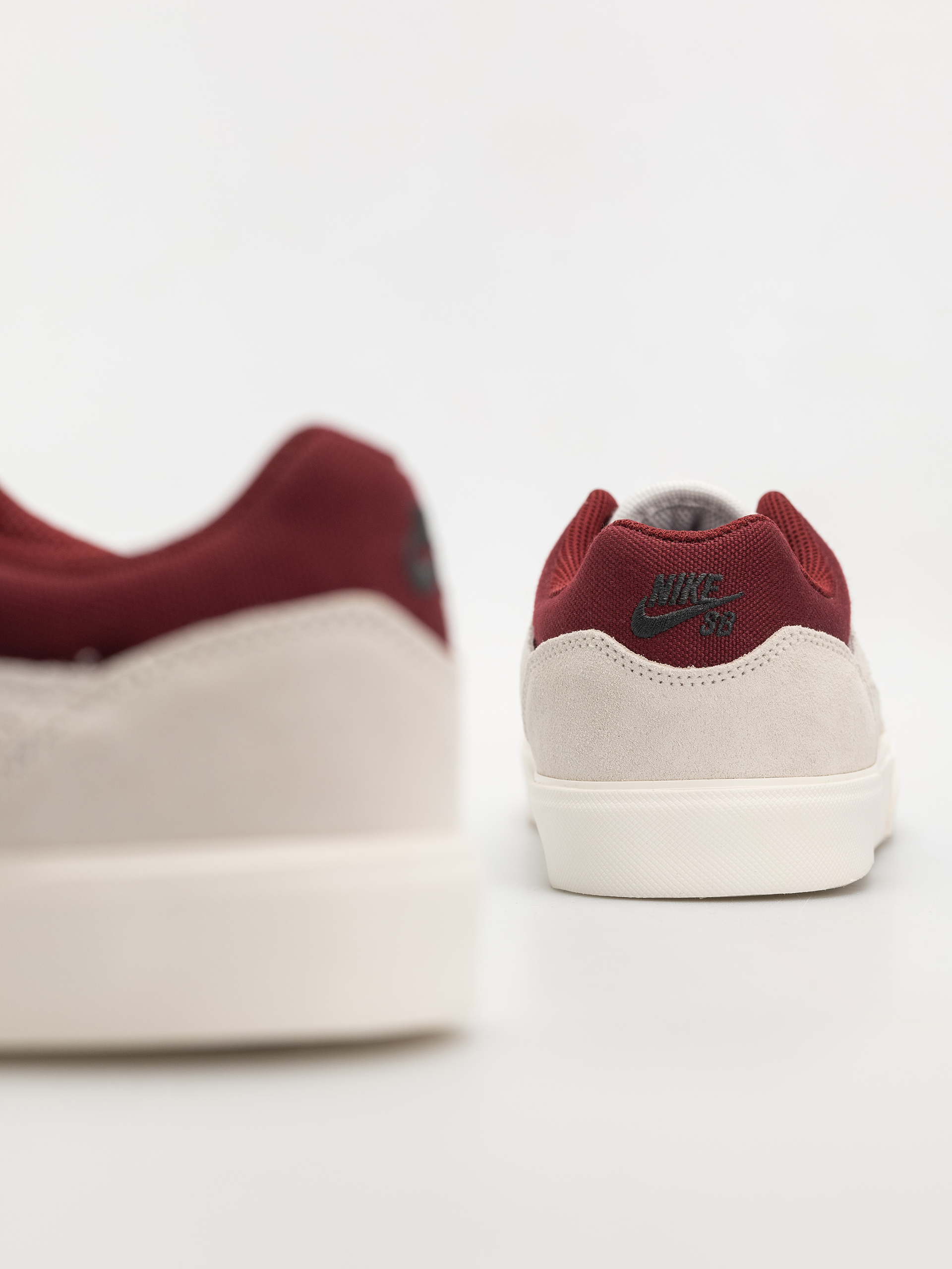 Buty Nike SB Malor (summit white/team red phantom sail)