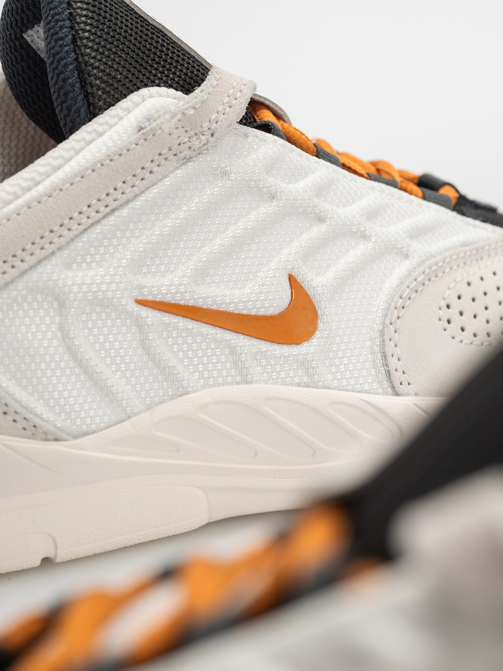 Buty Nike SB Vertebrae (summit white/monarch phantom)