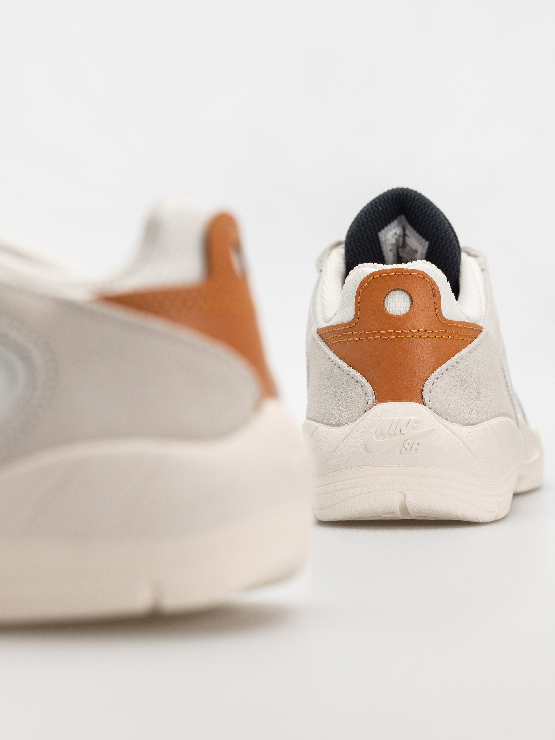 Buty Nike SB Vertebrae (summit white/monarch phantom)