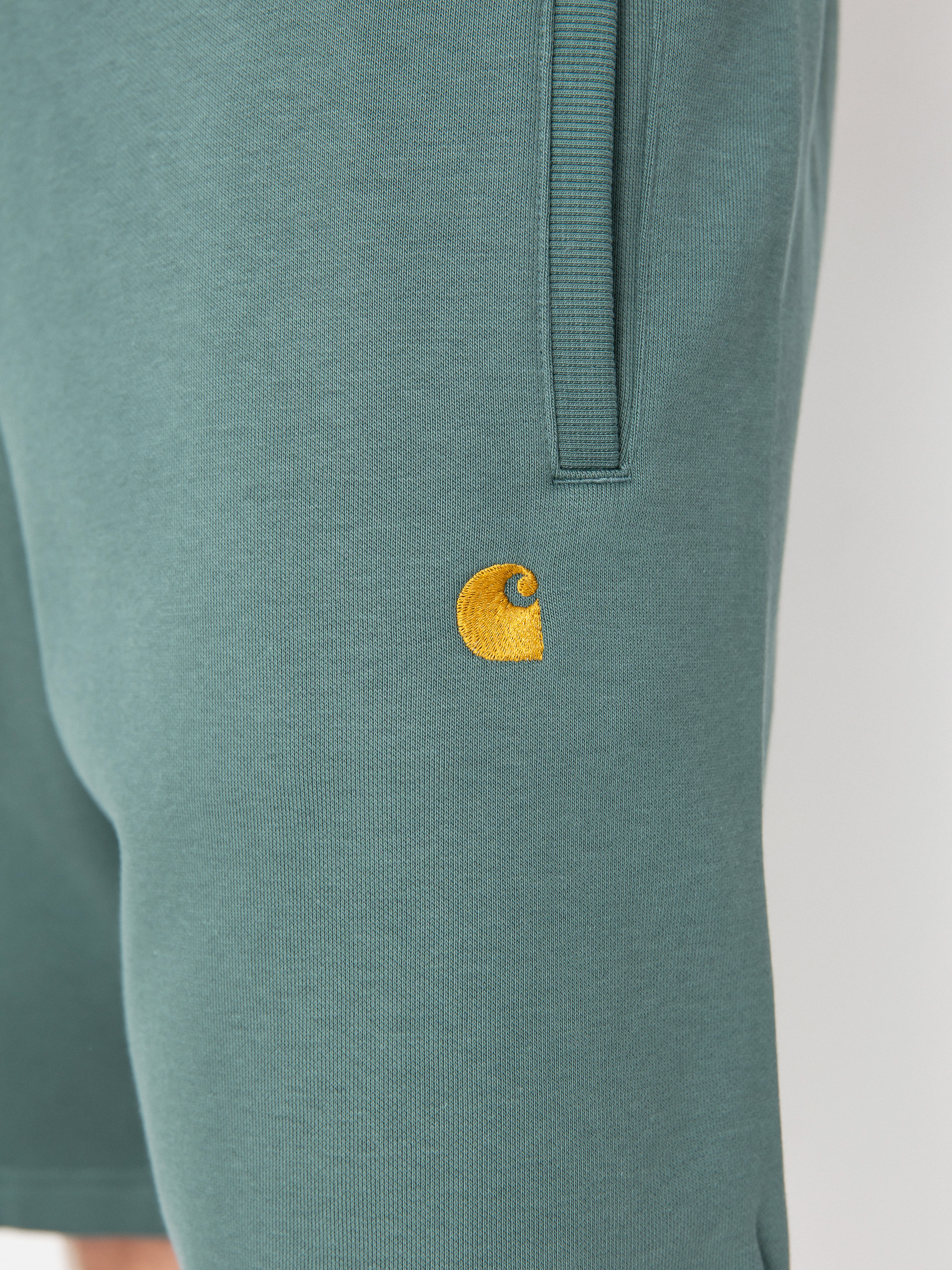 Szorty Carhartt WIP Chase (silver pine/gold)