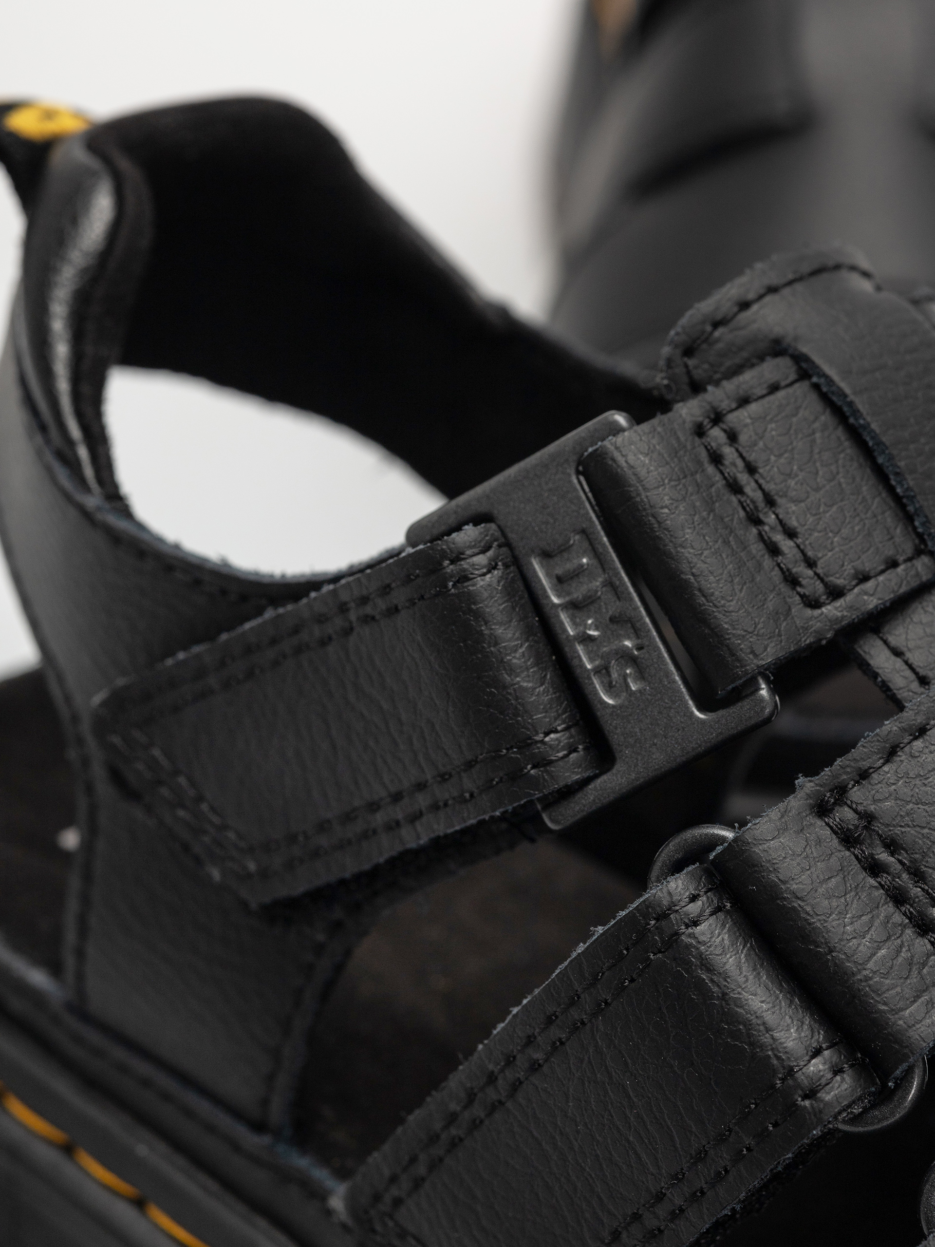 Sandały Dr. Martens Mattison 3 Strap Wmn (black athena)