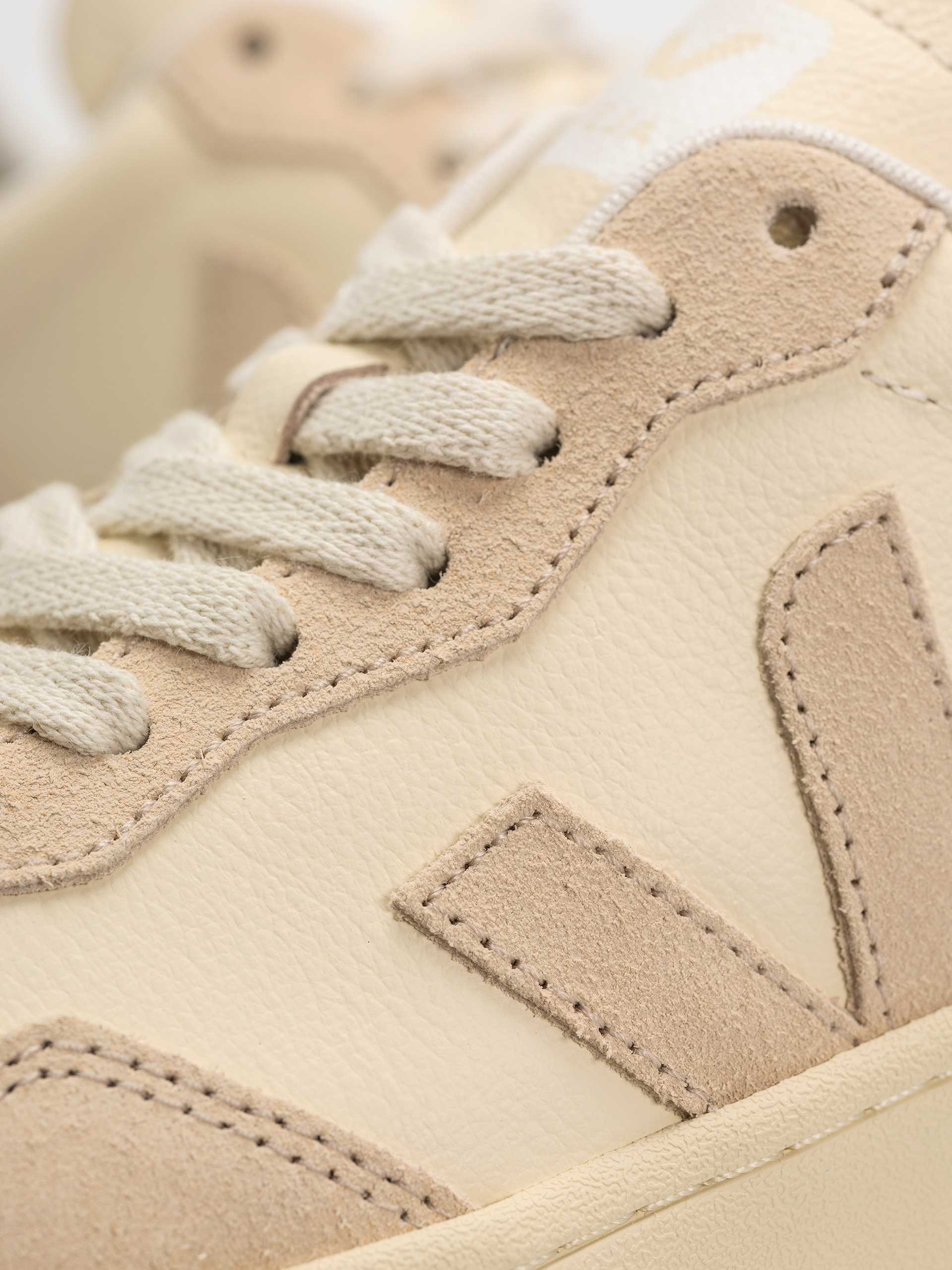 Buty Veja V-90 Wmn (cashew oat)