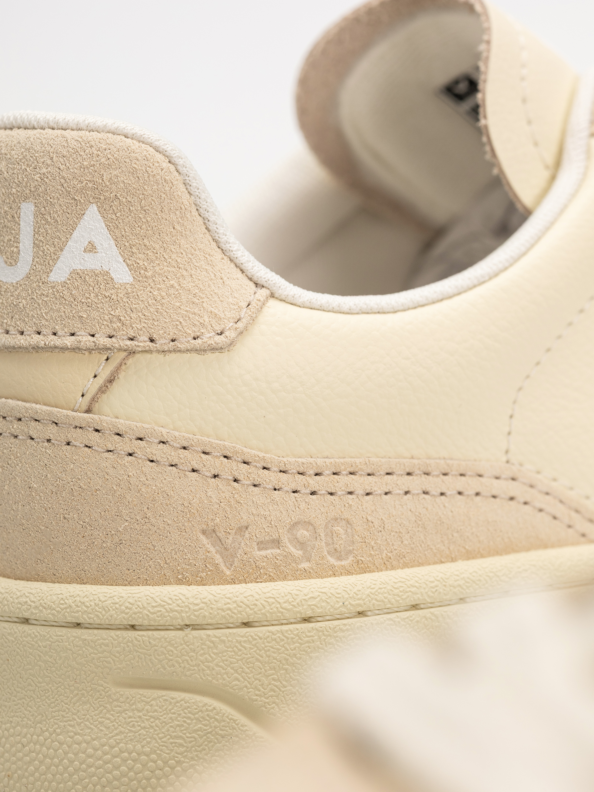 Buty Veja V-90 Wmn (cashew oat)