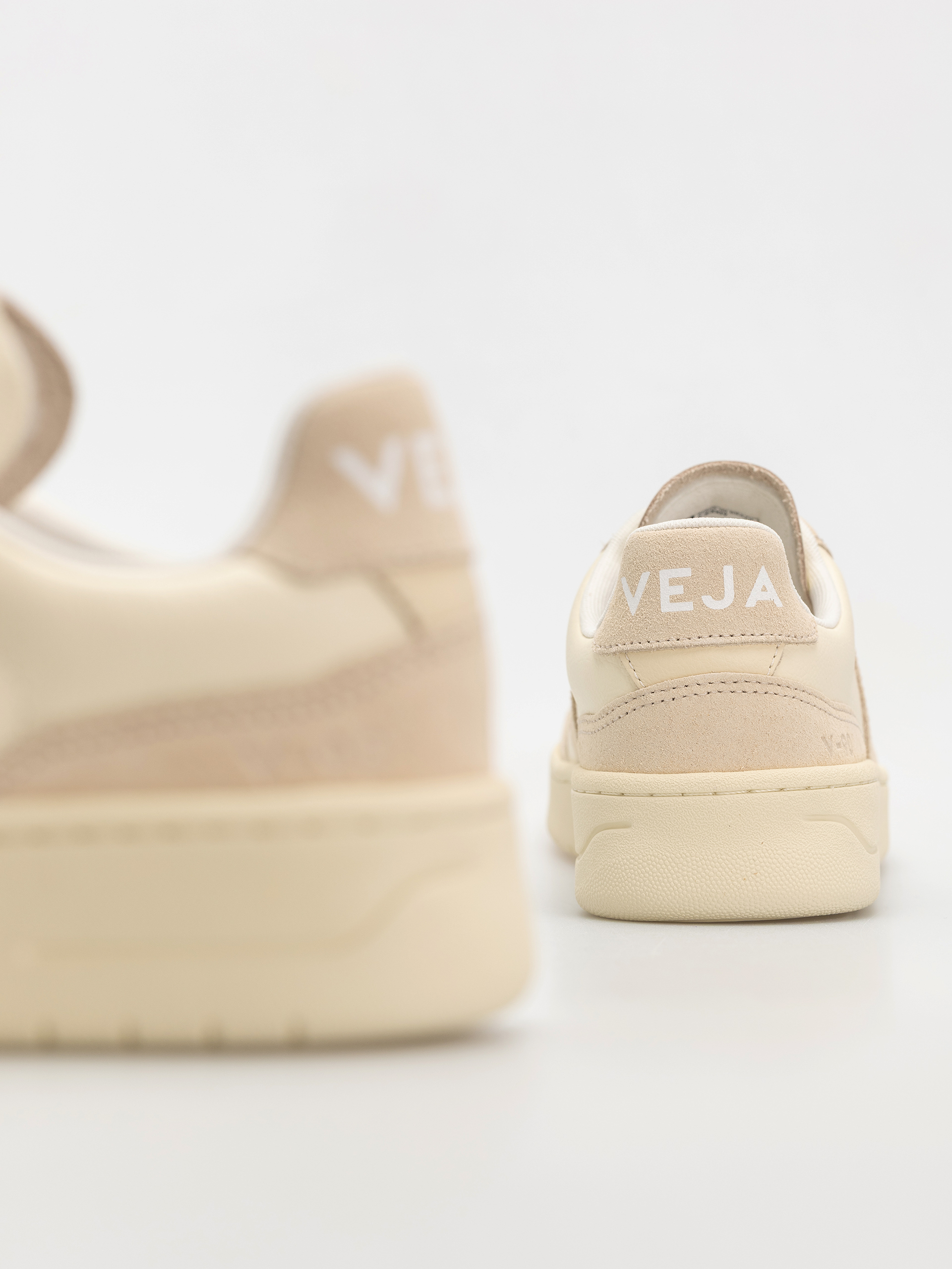 Buty Veja V-90 Wmn (cashew oat)