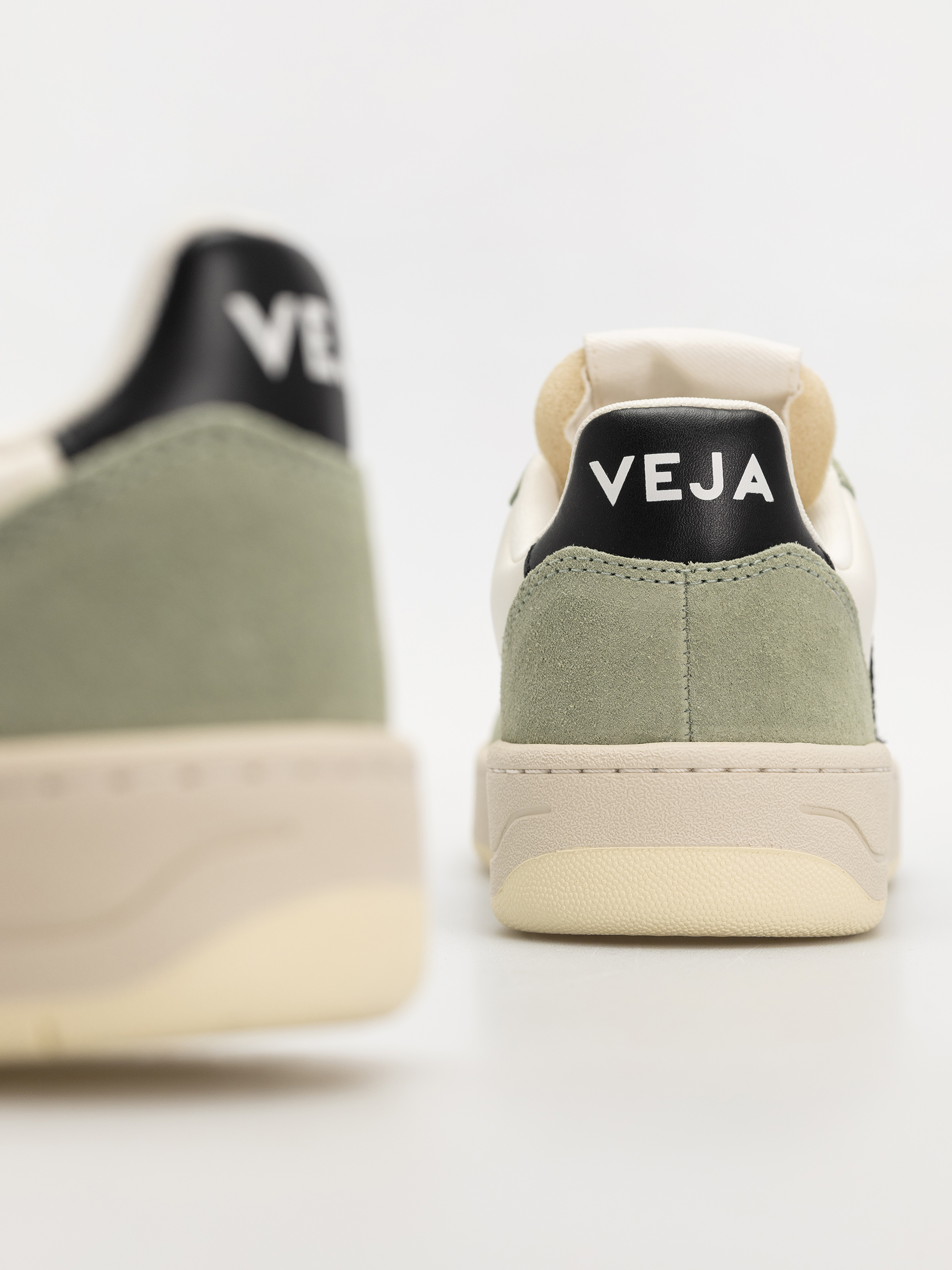 Buty Veja V-10 Wmn (pure black clay)