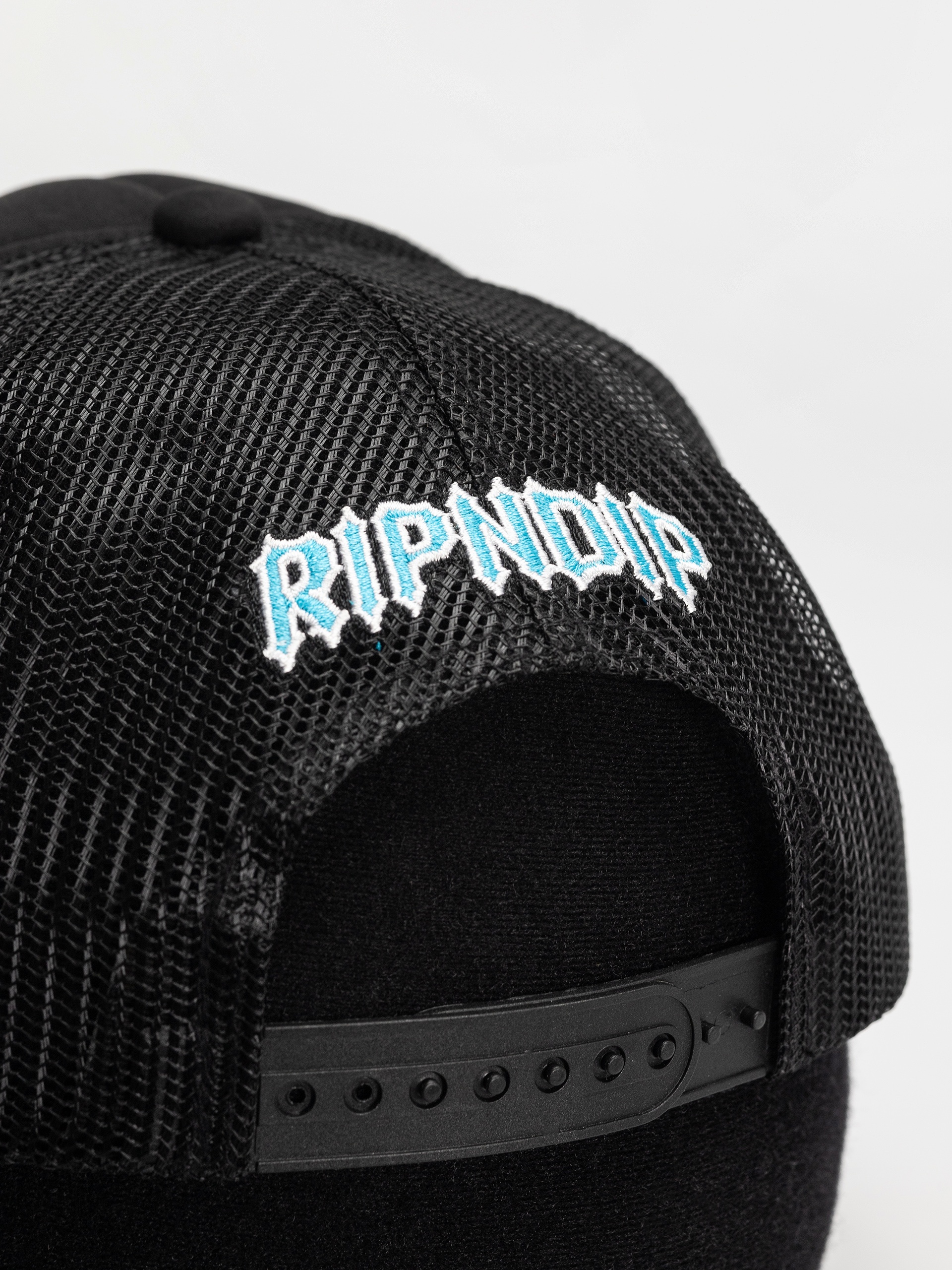 Czapka z daszkiem RipNDip Skull And Bones Trucker (black)