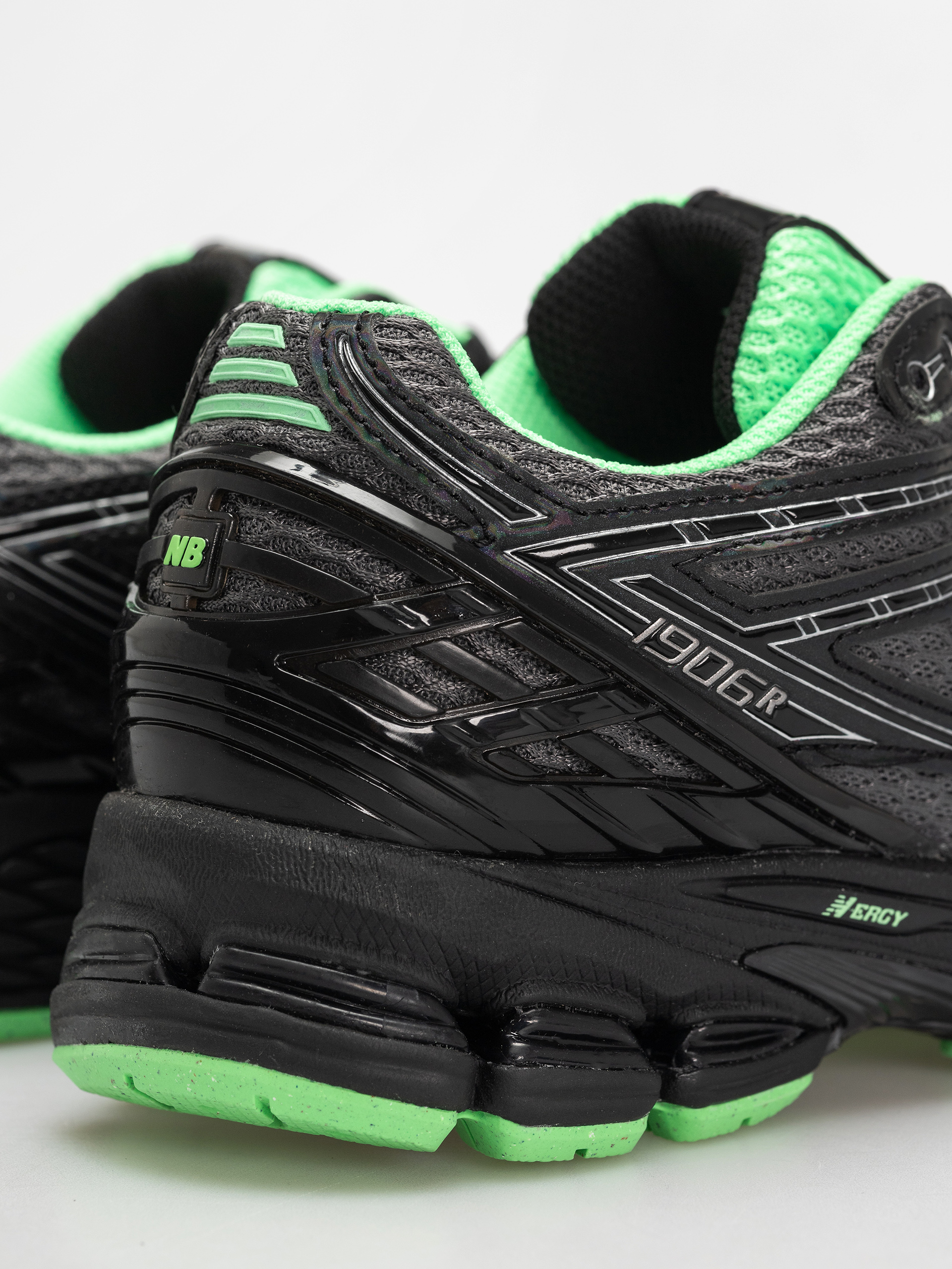 Buty New Balance 1906 (dark silver metallic)