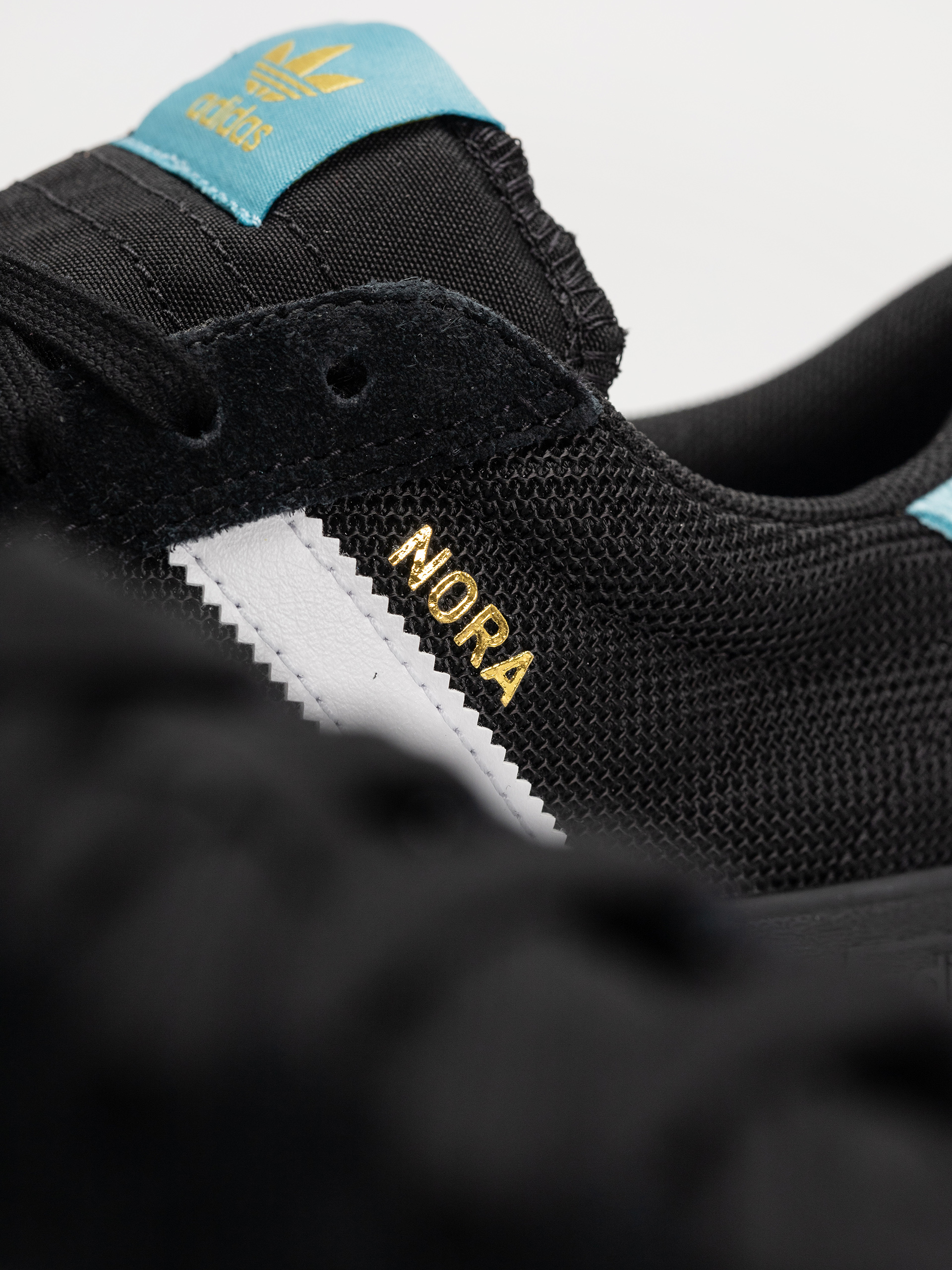 Buty adidas Nora (cblack/ftwwht/goldmt)