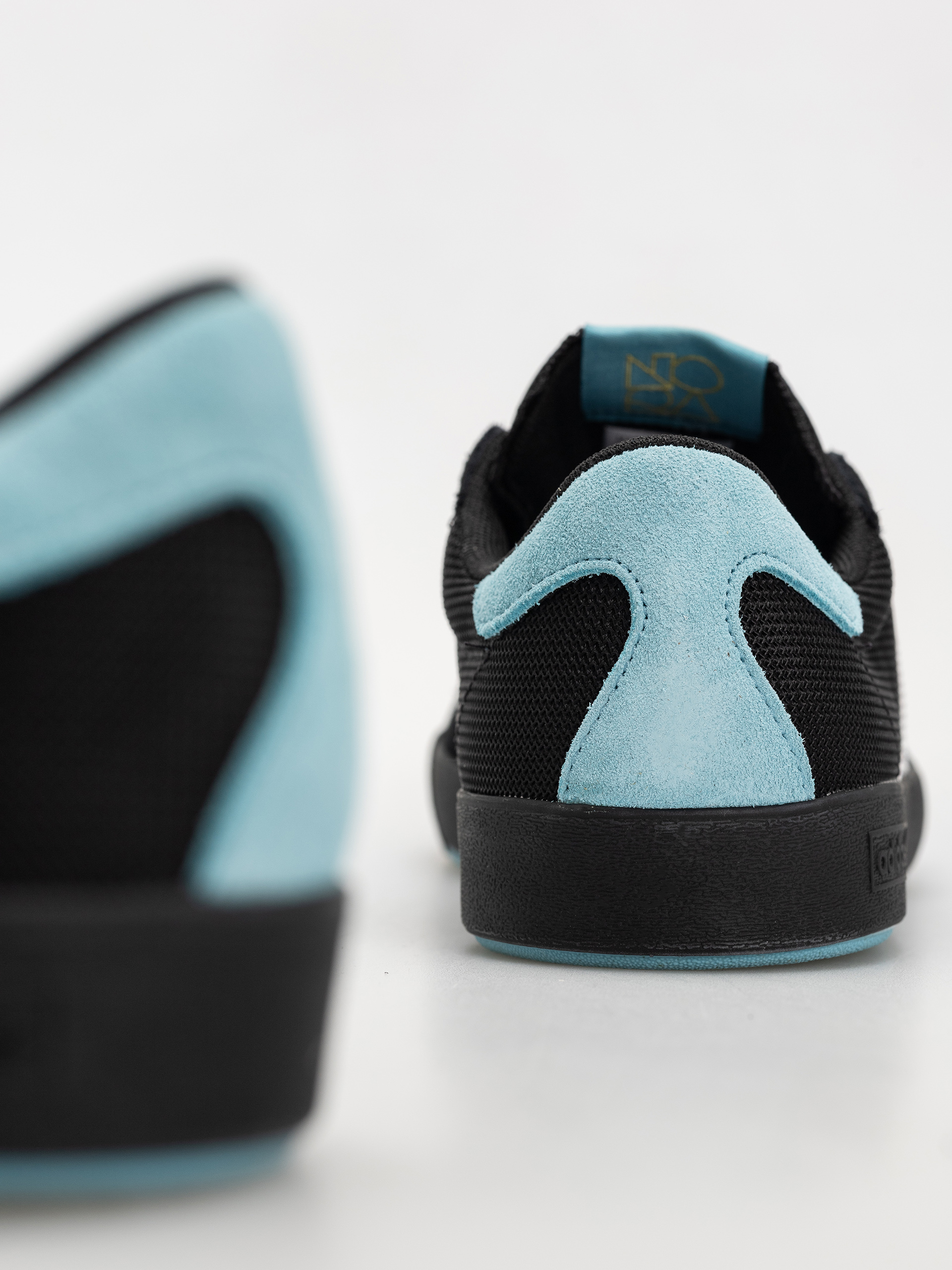 Buty adidas Nora (cblack/ftwwht/goldmt)