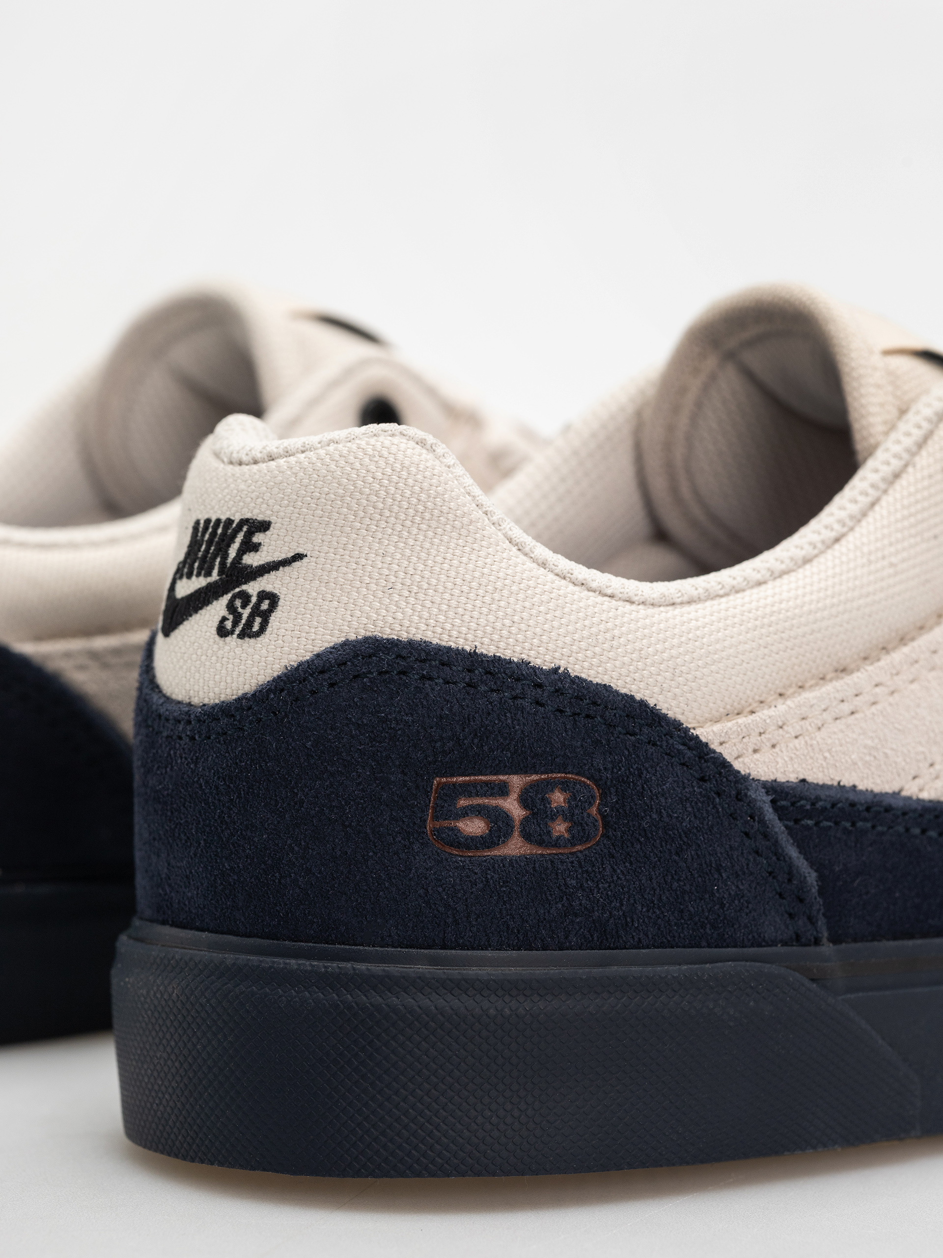 Buty Nike SB Malor Te (lt khaki/black lt orewood brn)