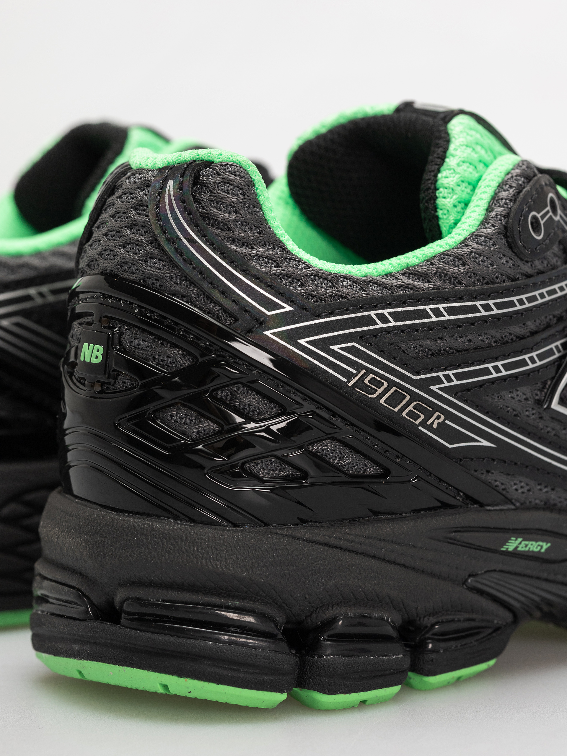 Buty New Balance 1906 JR (black)