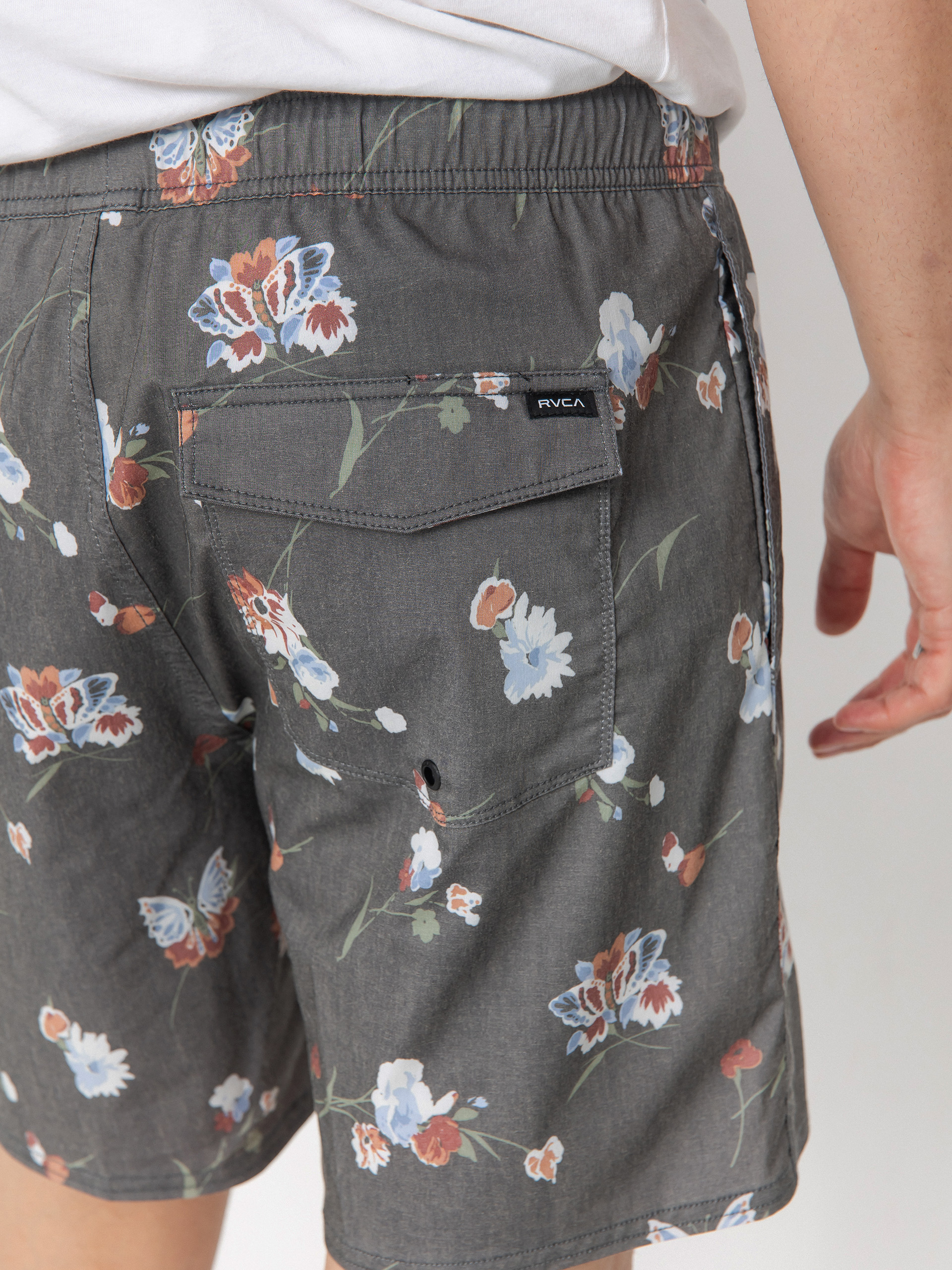 Szorty RVCA Barnes Elastic Short 17 (black floral print)