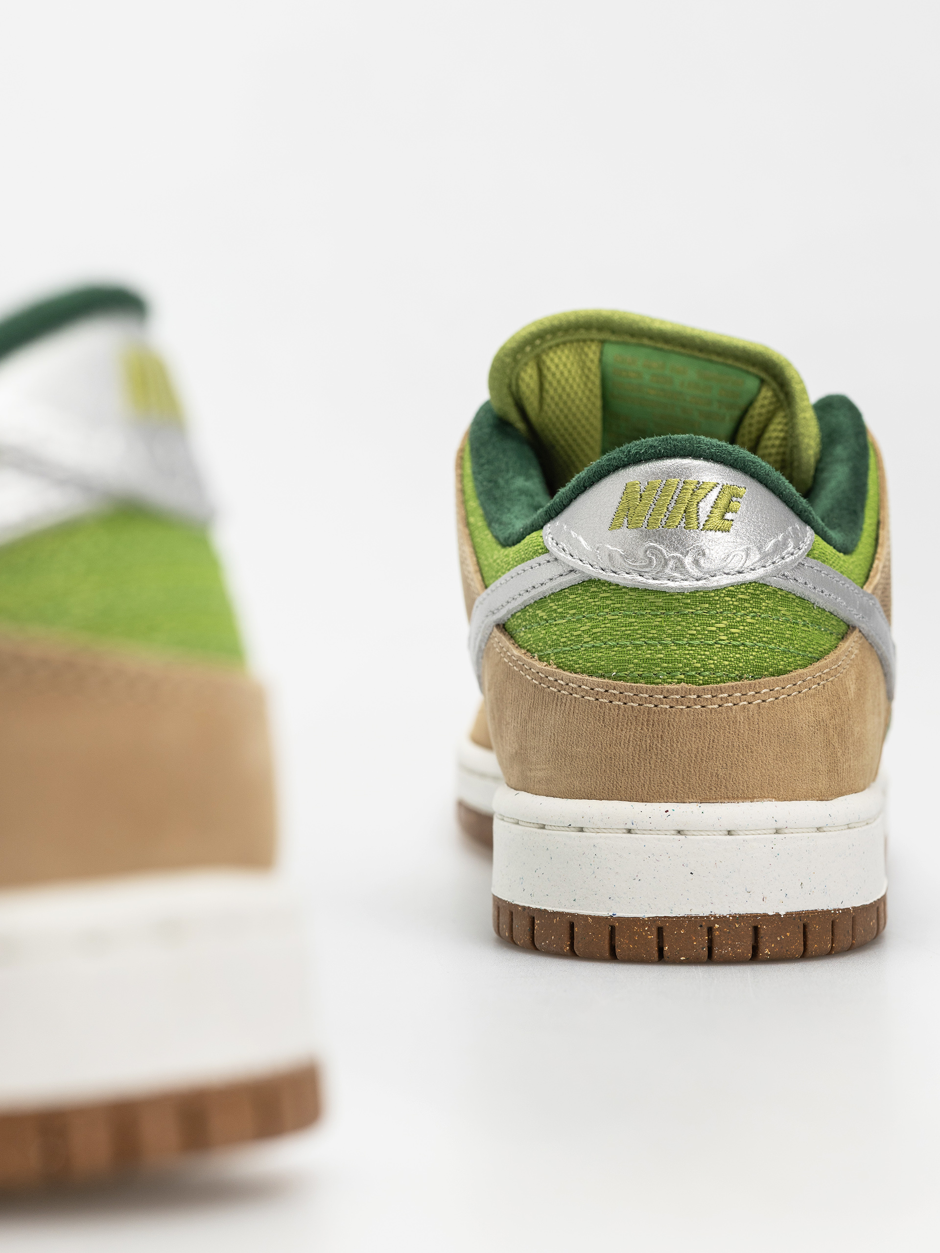 Buty Nike SB Dunk Low Pro Wc (sesame/metallic silver pear fir)