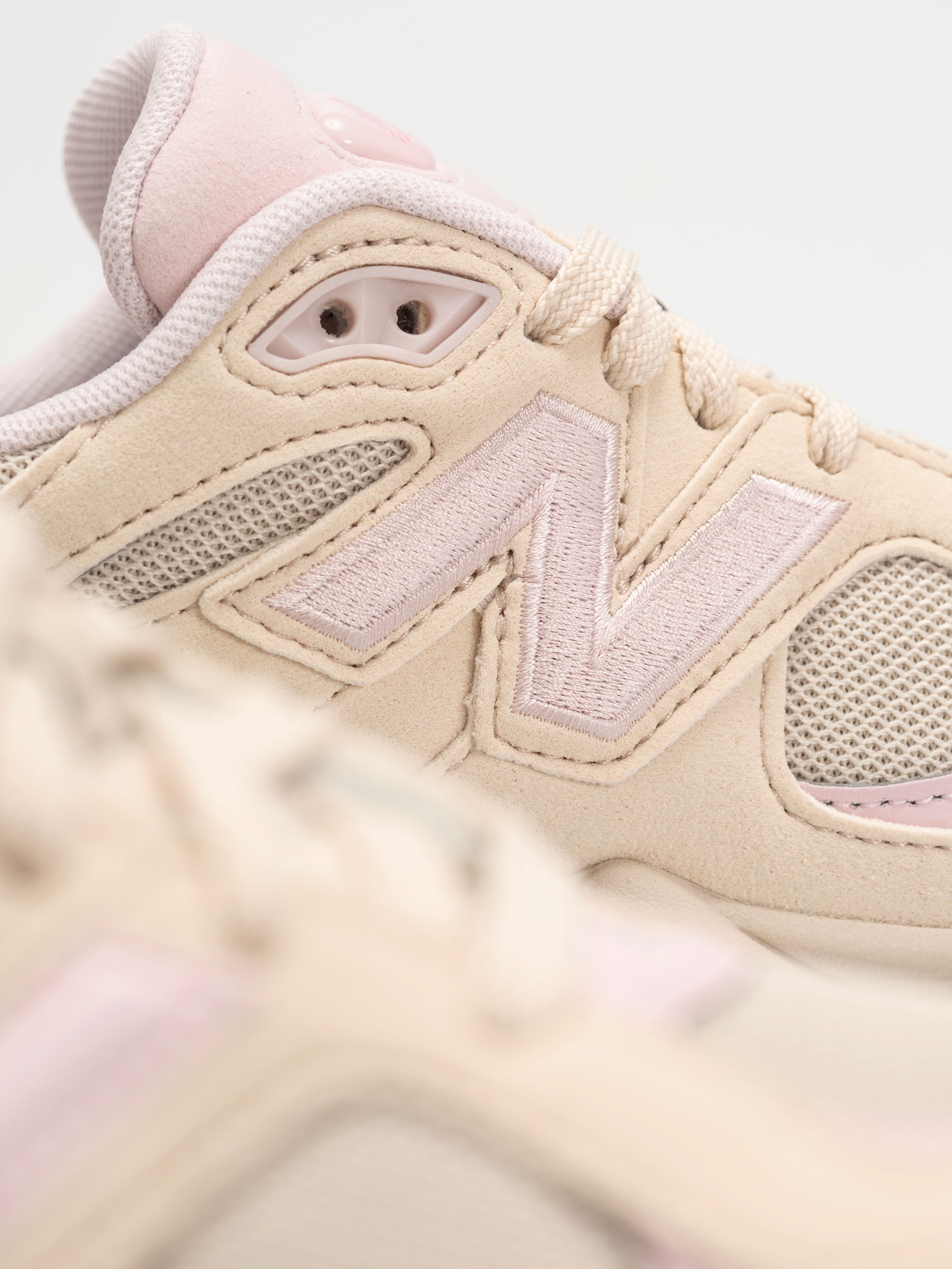 Buty New Balance 9060 JR (bisque)