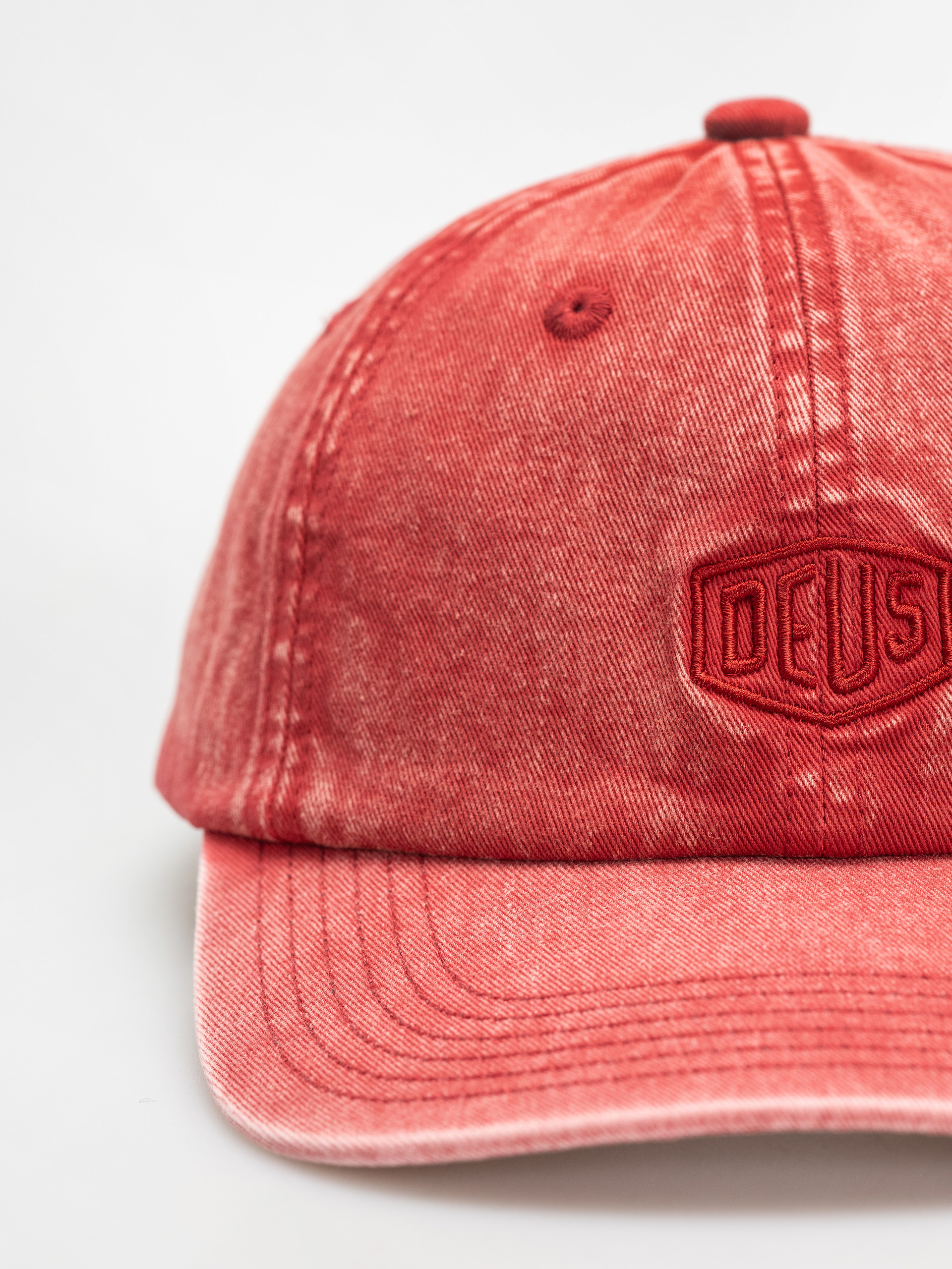 Czapka z daszkiem Deus Ex Machina Shield Garment Dyed Dad Cap (lava falls red)