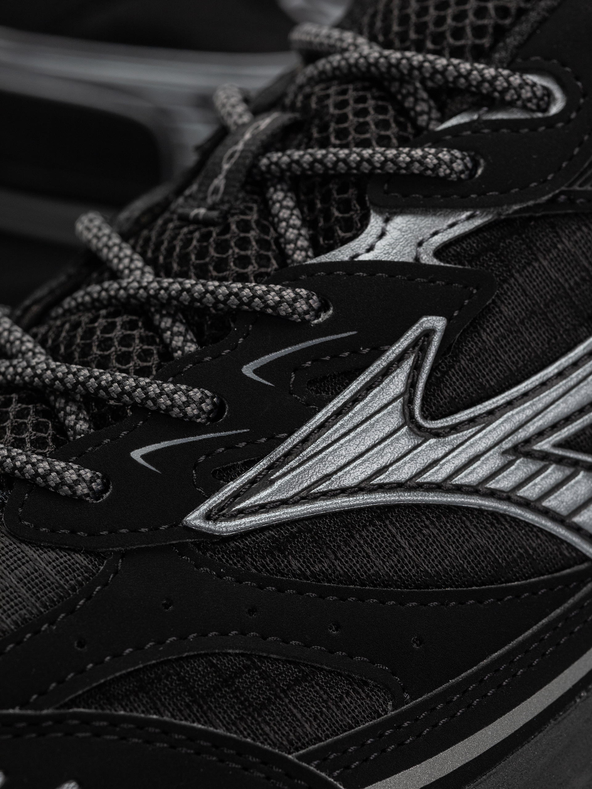 Buty Mizuno MXR Tech (black/metallic gray)