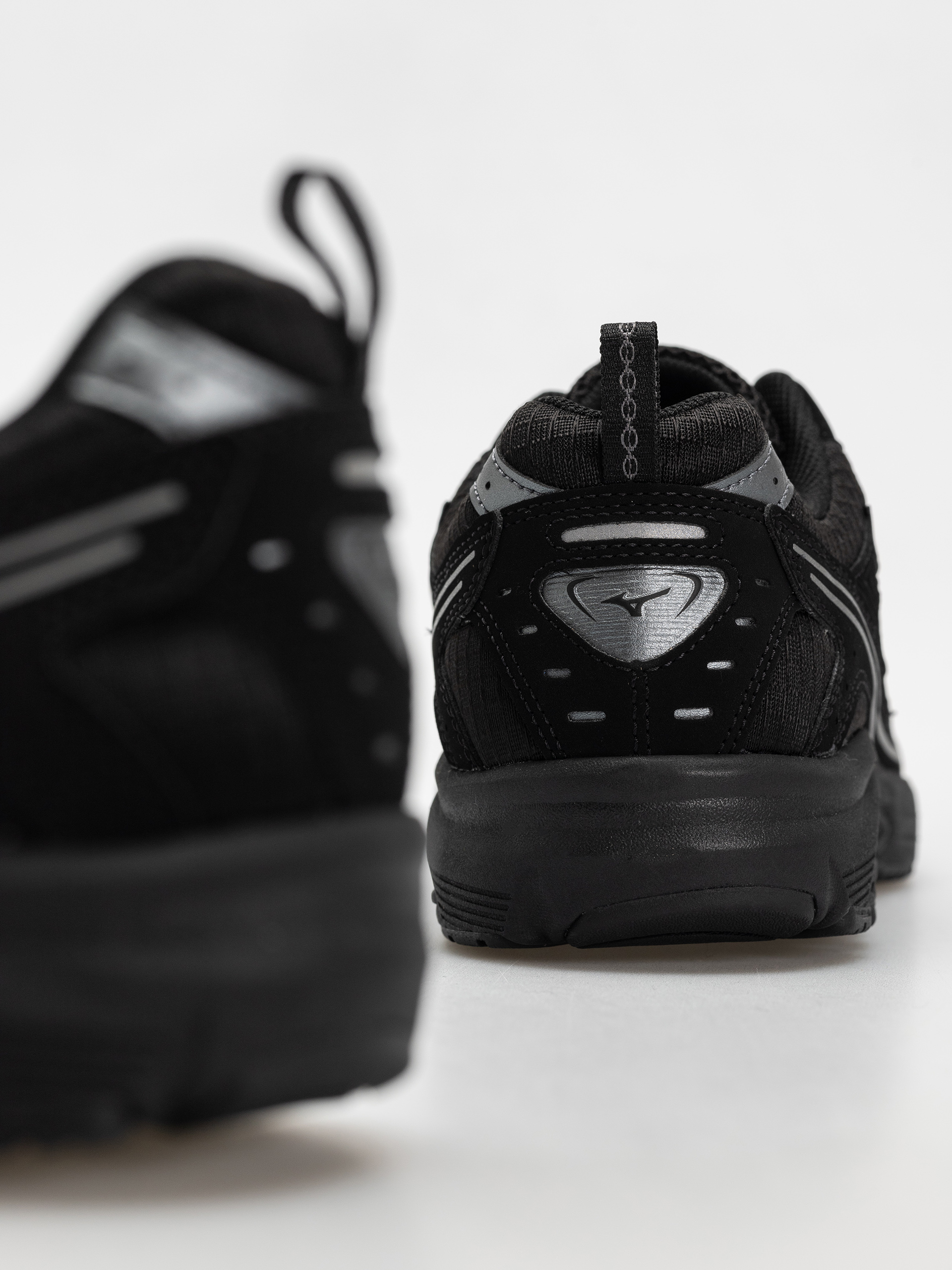 Buty Mizuno MXR Tech (black/metallic gray)