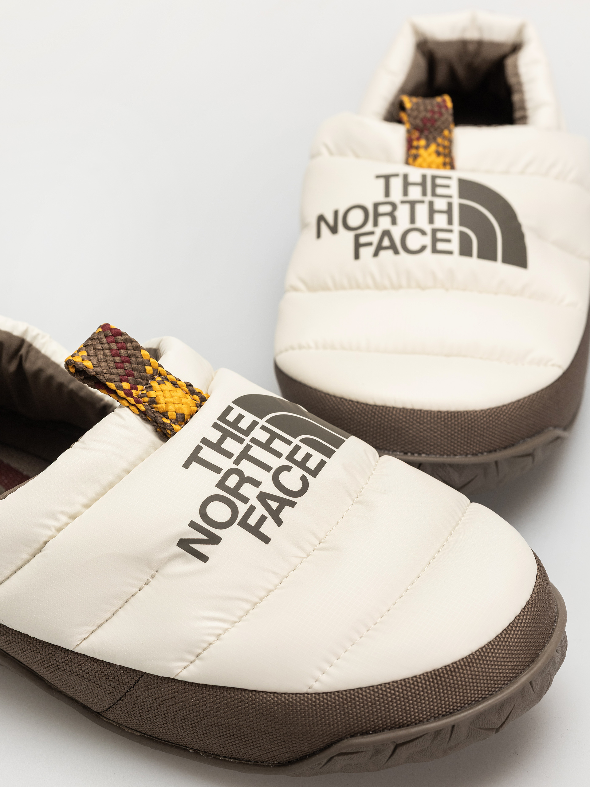Buty The North Face Nuptse Mule Wmn (white dune/mocha brown)
