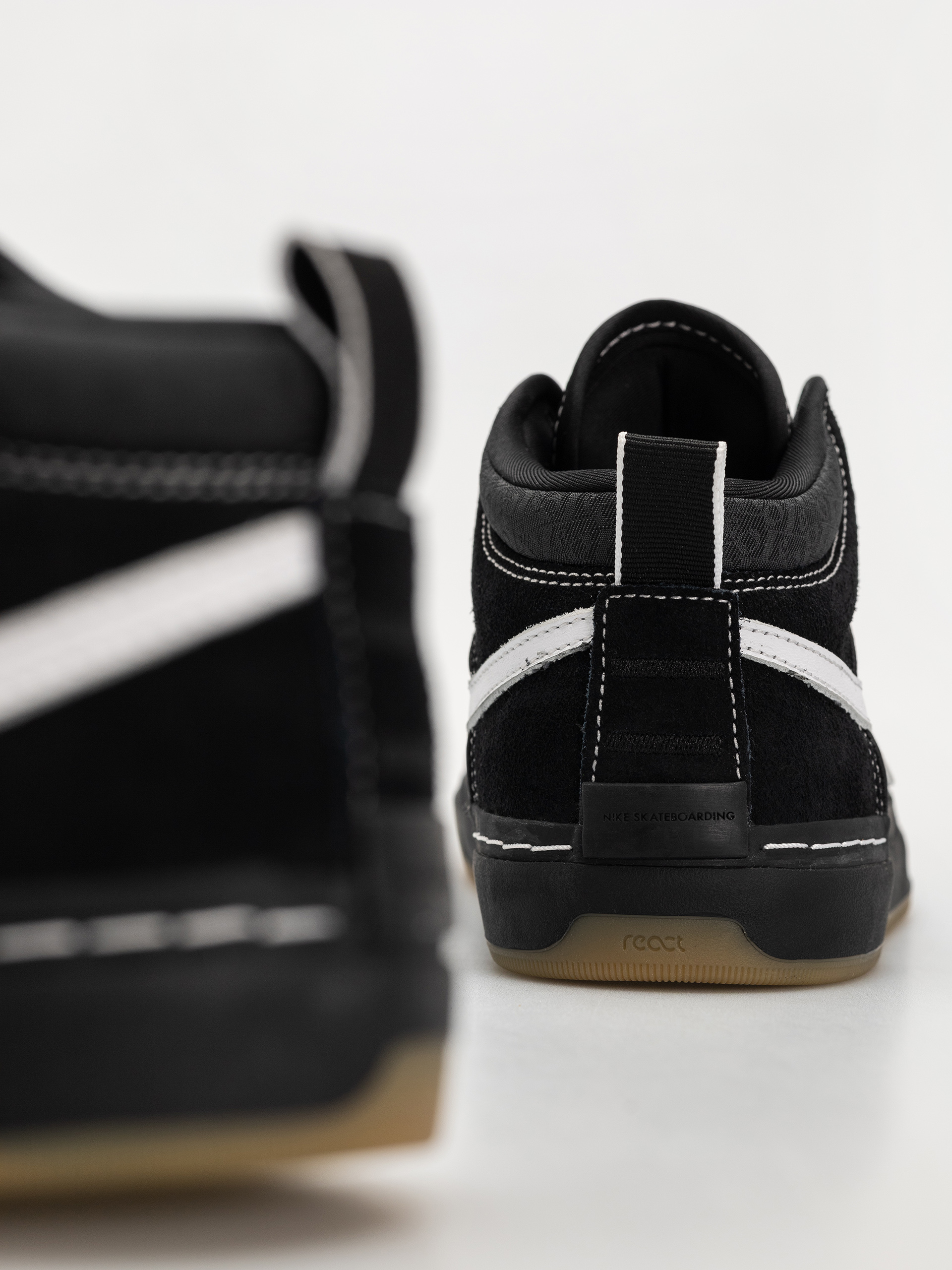 Buty Nike SB React Leo (black/white black gum light brown)