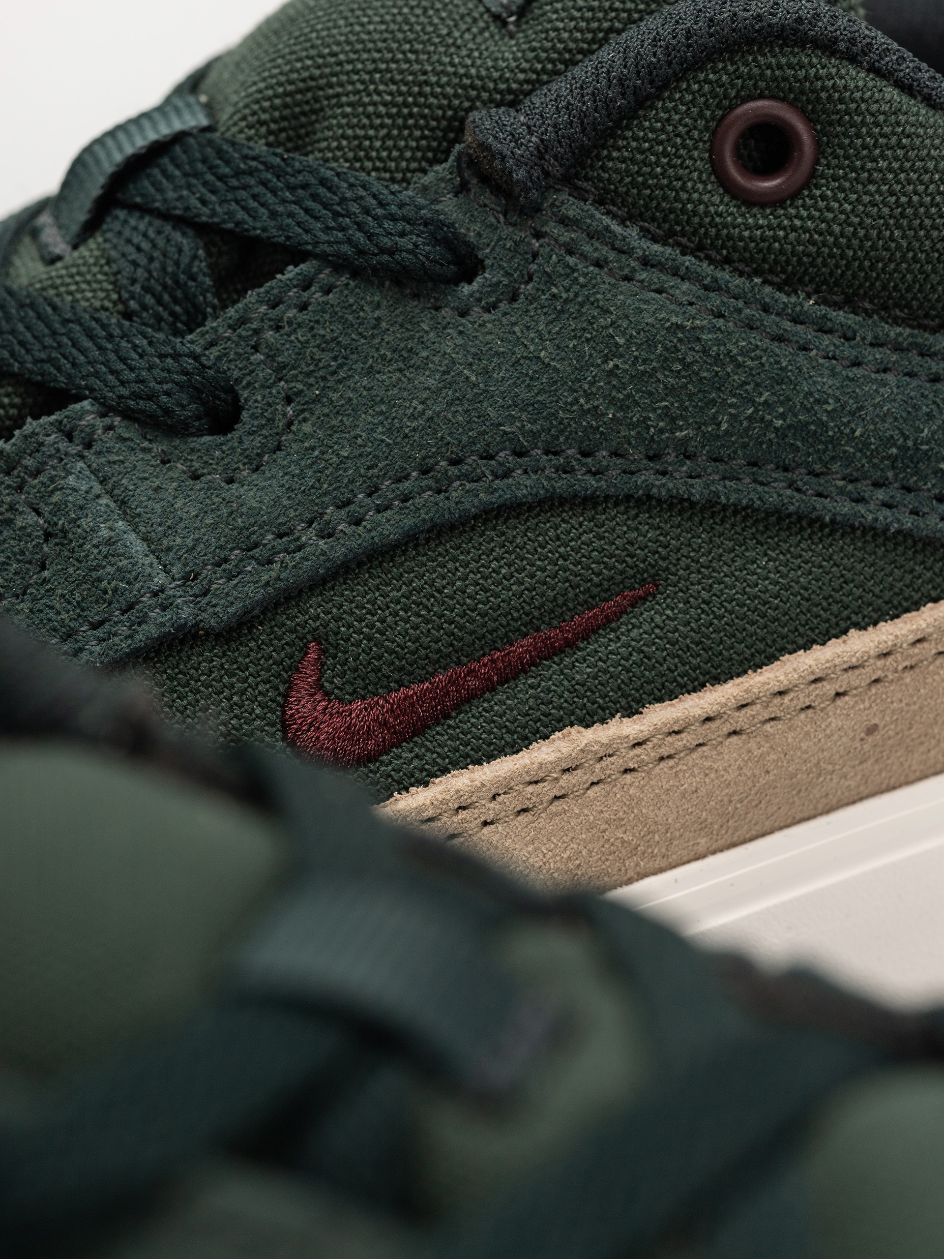 Buty Nike SB Malor (seaweed/burgundy crush khaki phantom)