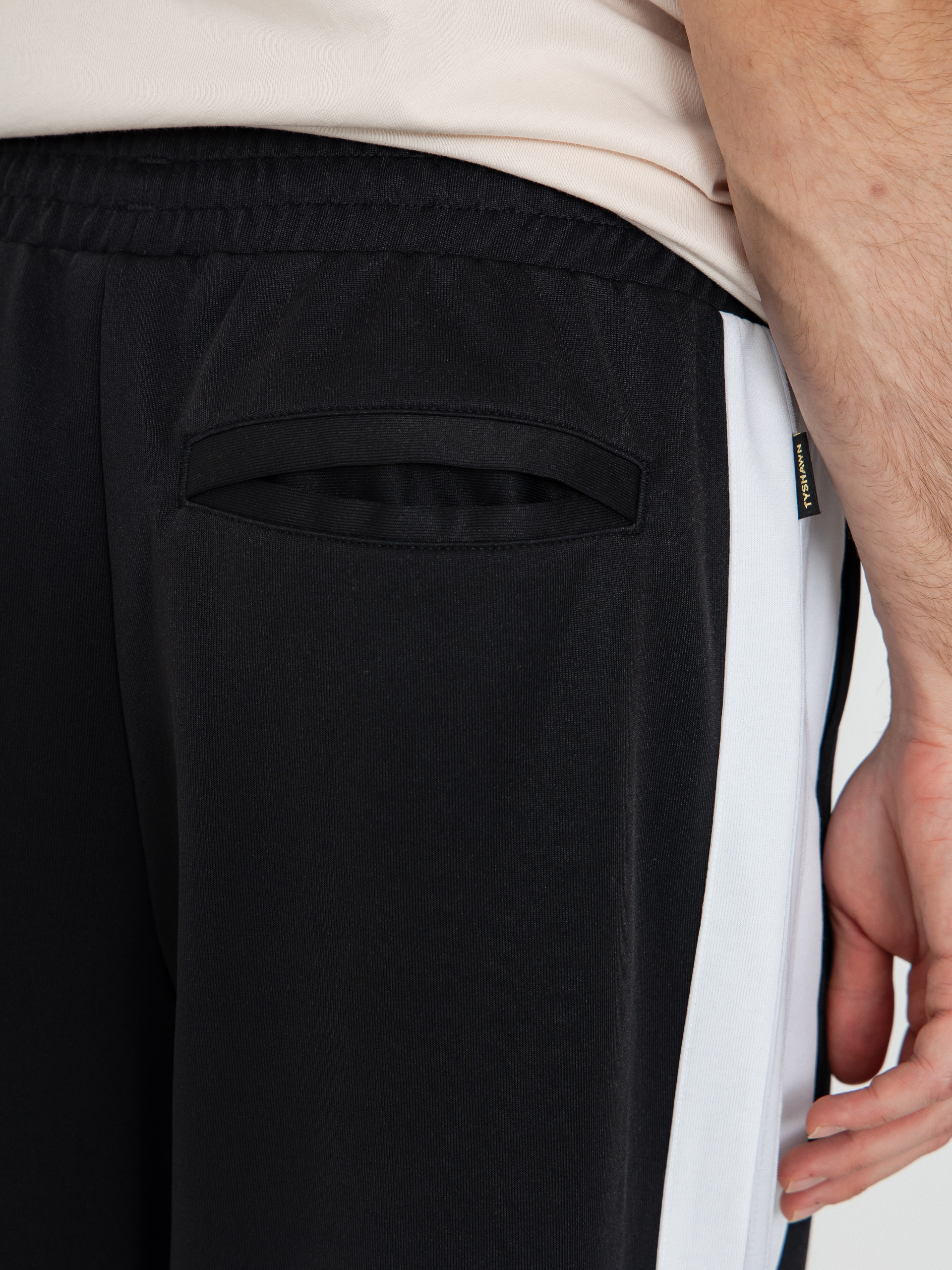 Spodnie adidas Tyshawn (black/white/dshgry)