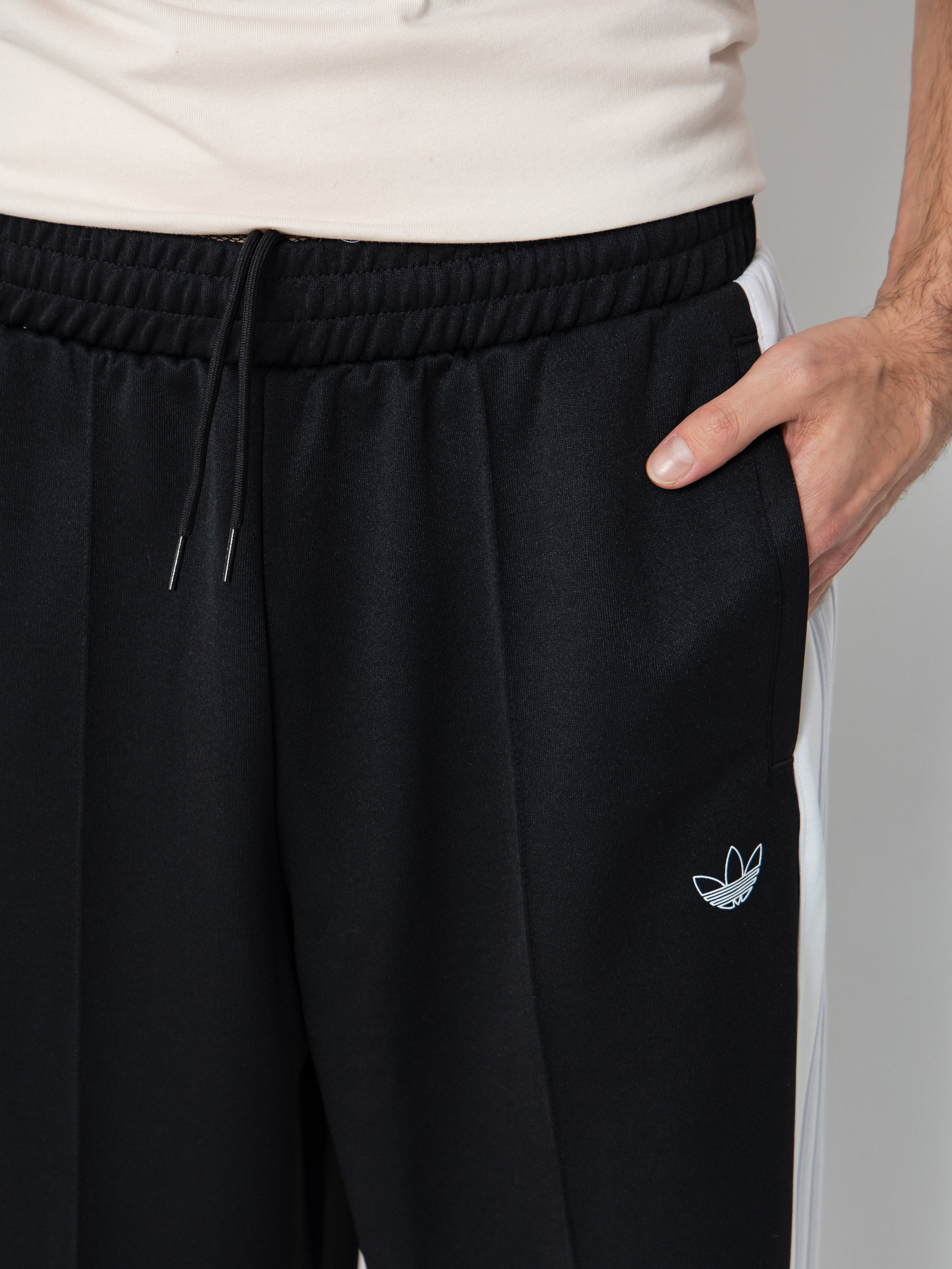 Spodnie adidas Tyshawn (black/white/dshgry)