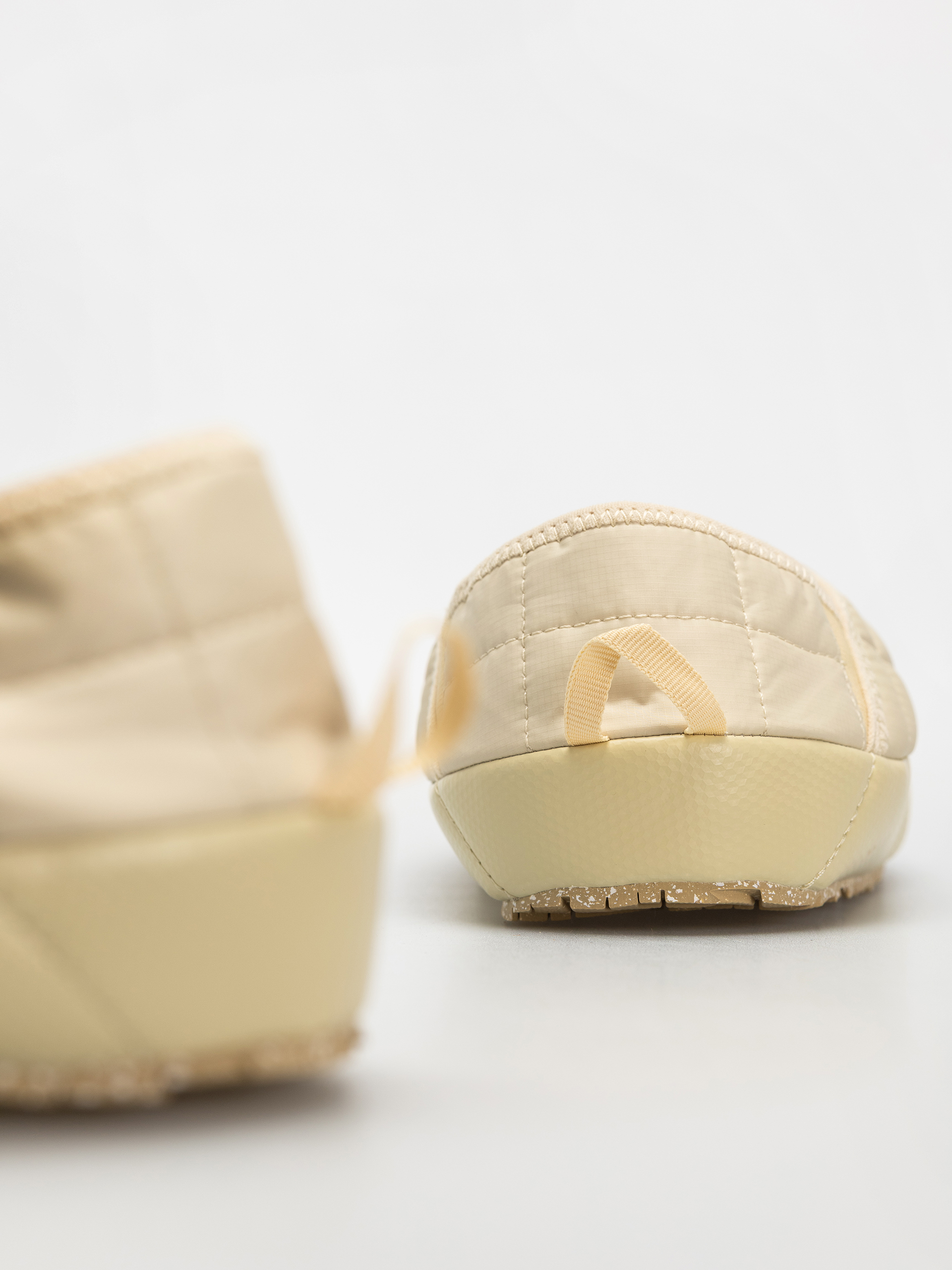 Buty The North Face Thermoball Traction Mule V Wmn (gravel/white dune)