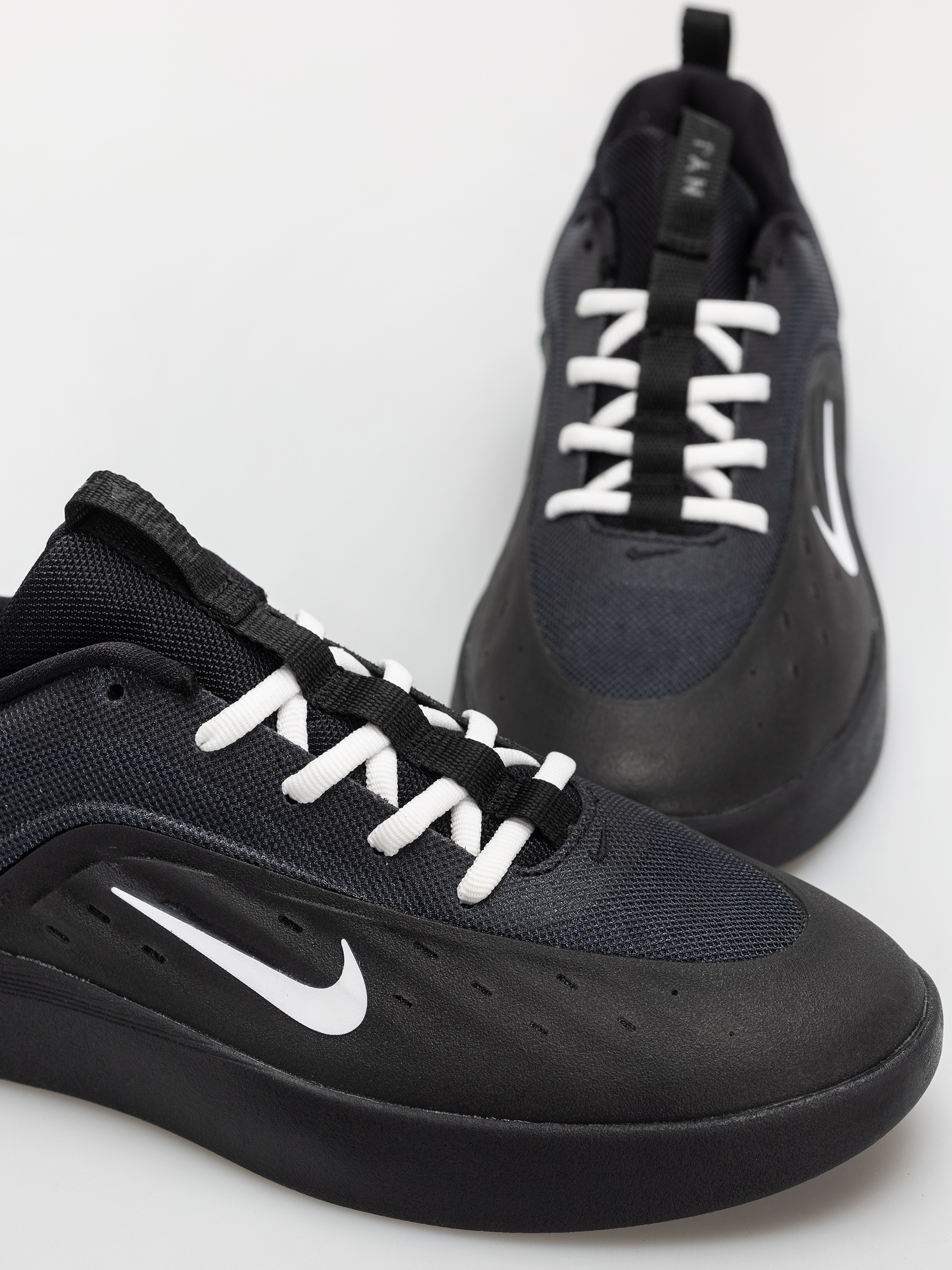 Buty Nike SB Zoom Nyjah 4 (black/white black white)