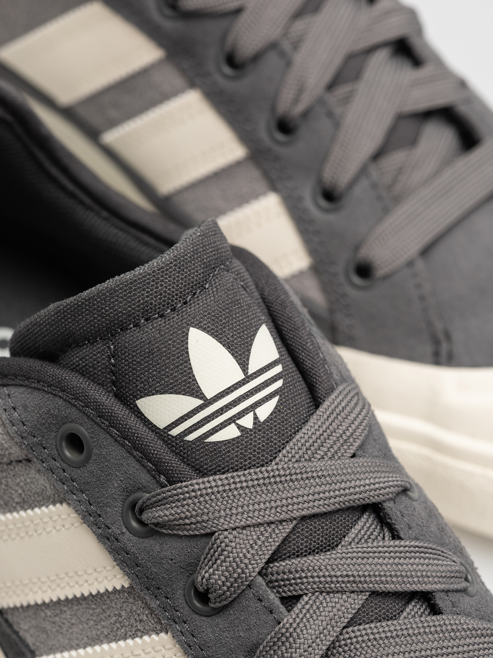 Buty adidas Court Tns Premiere (grethr/cwhite/gresix)