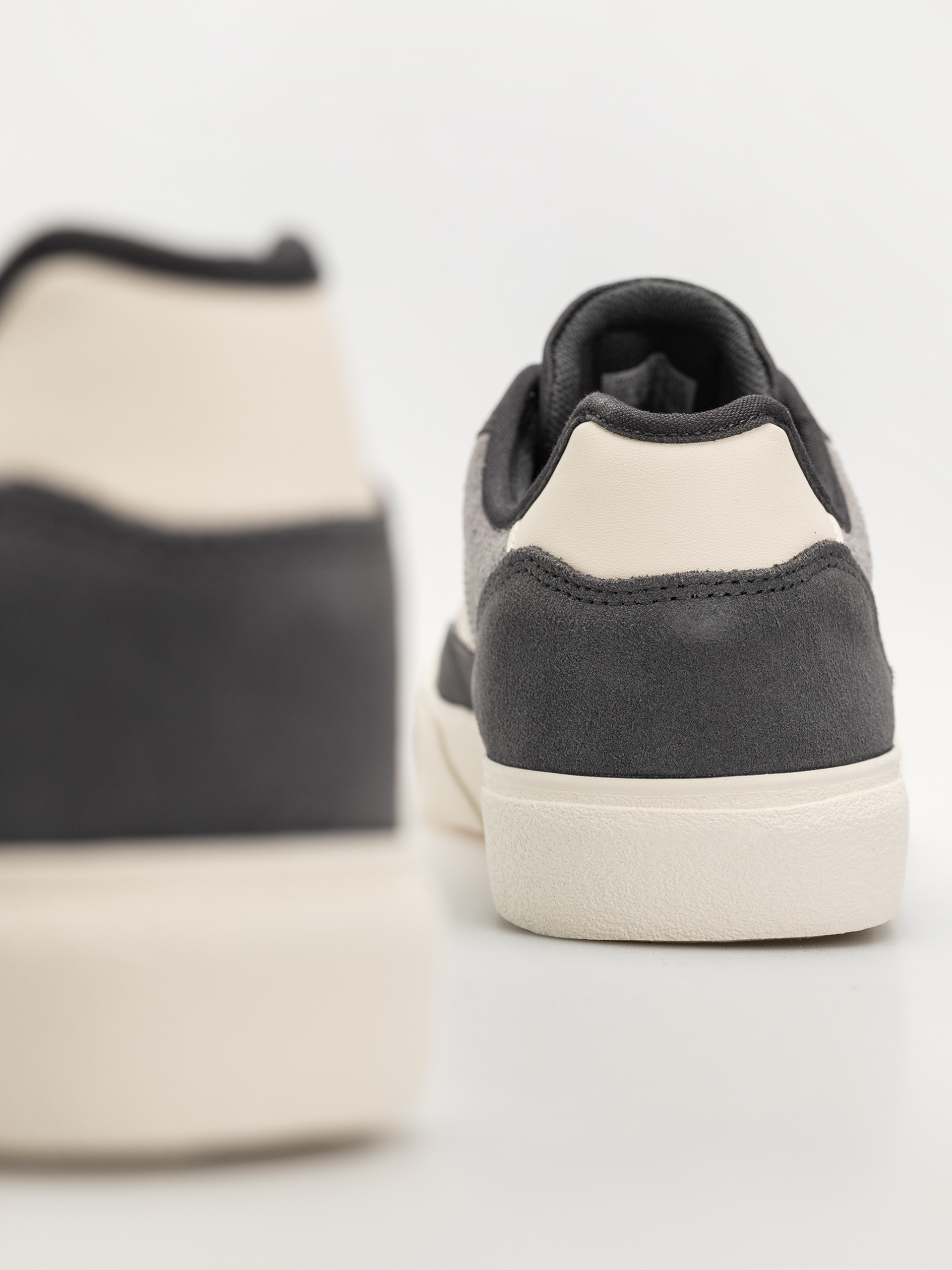 Buty adidas Court Tns Premiere (grethr/cwhite/gresix)