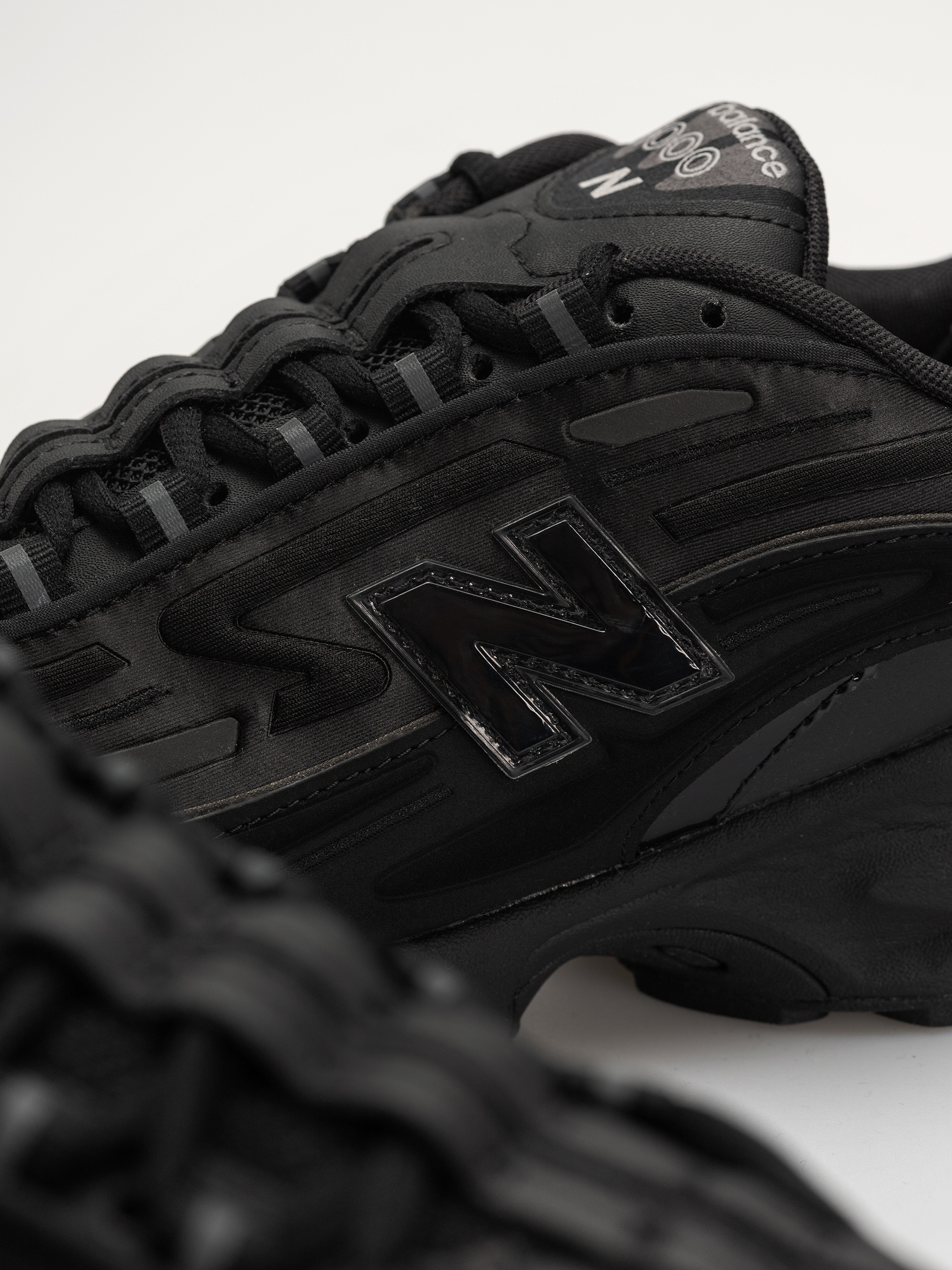 Buty New Balance 1000 (black/black metallic/light gold metallic b)