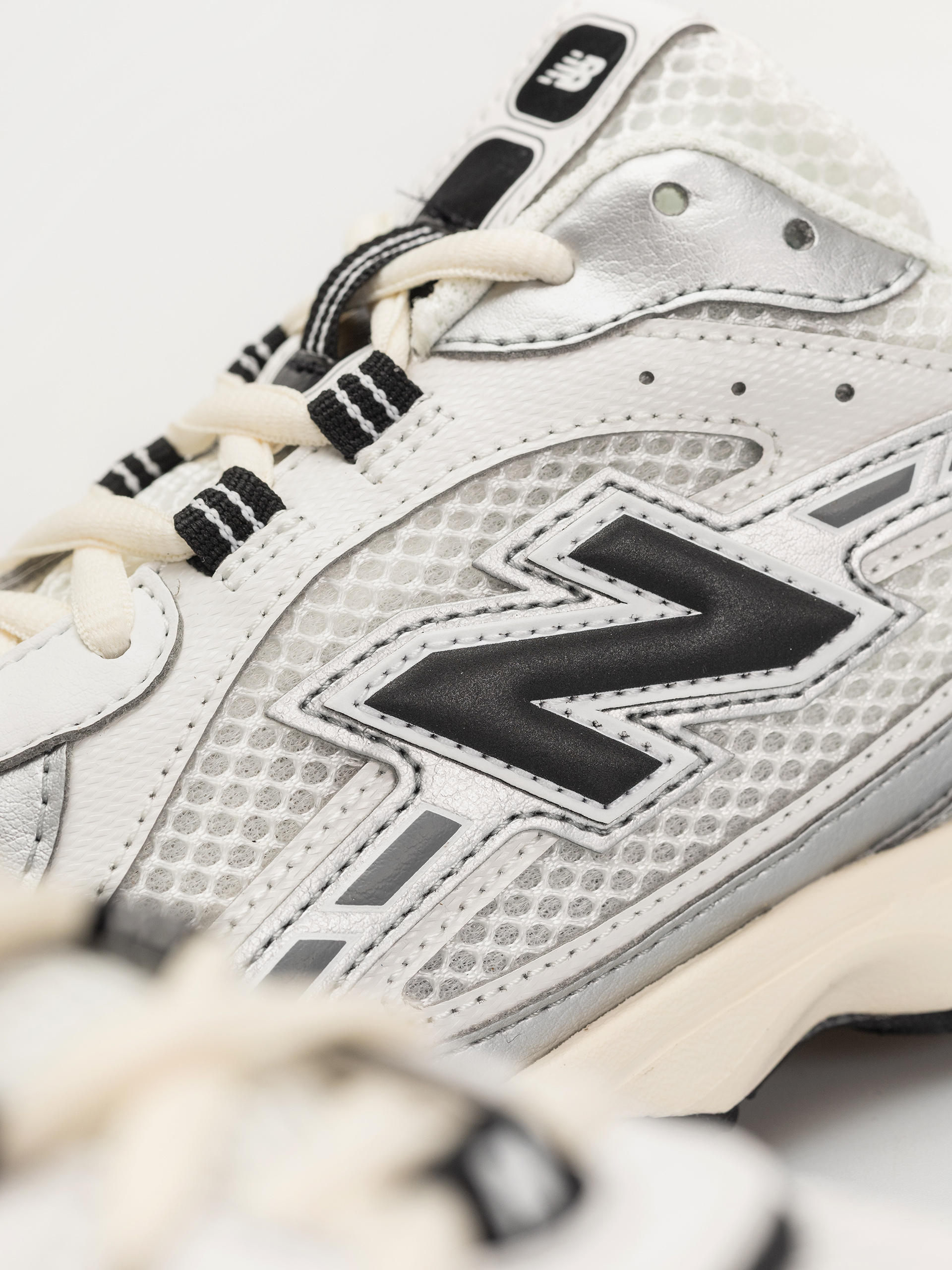 Buty New Balance 204 (silver metallic/black swd)