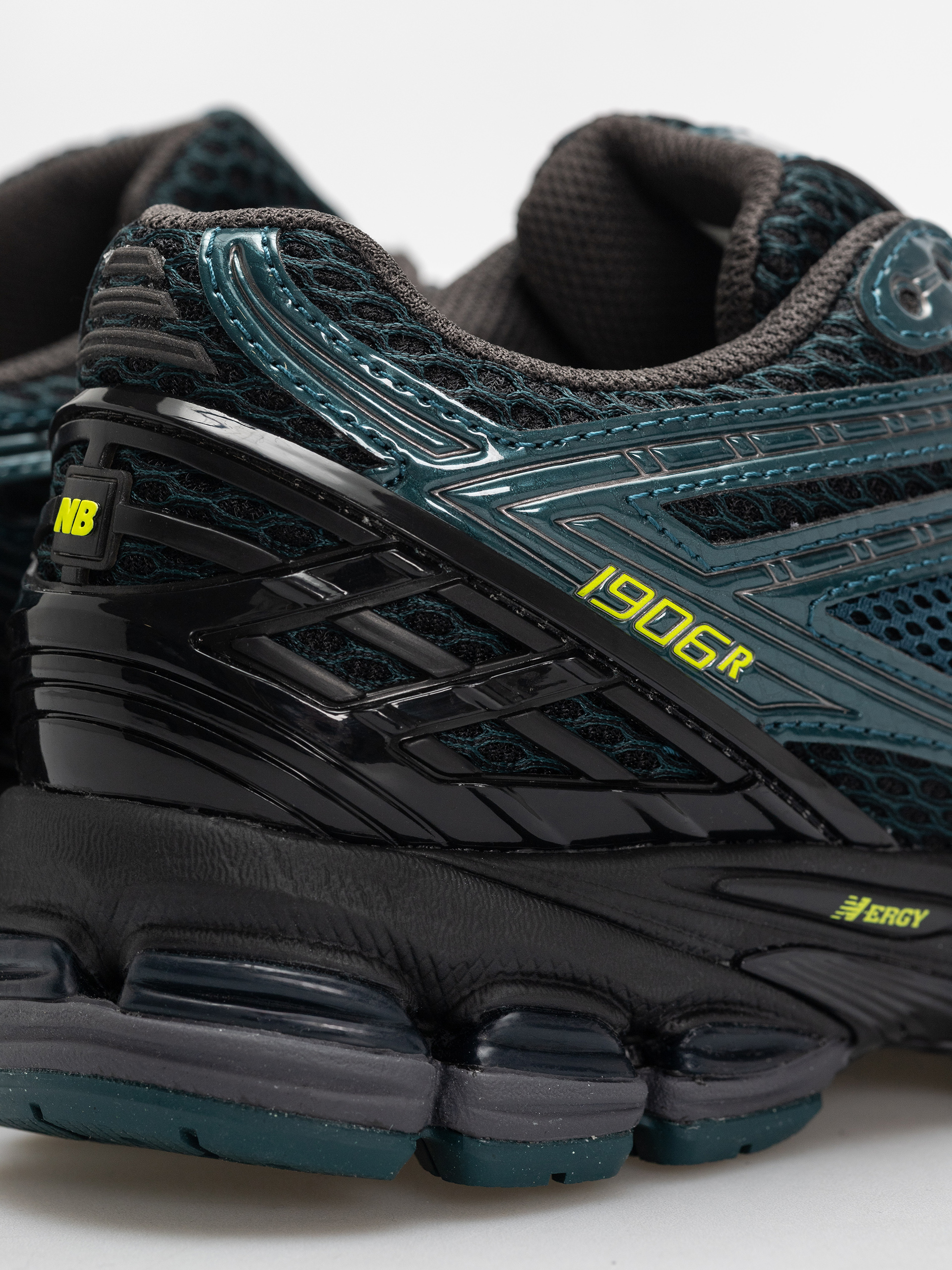 Buty New Balance 1906 (medusa green/black)