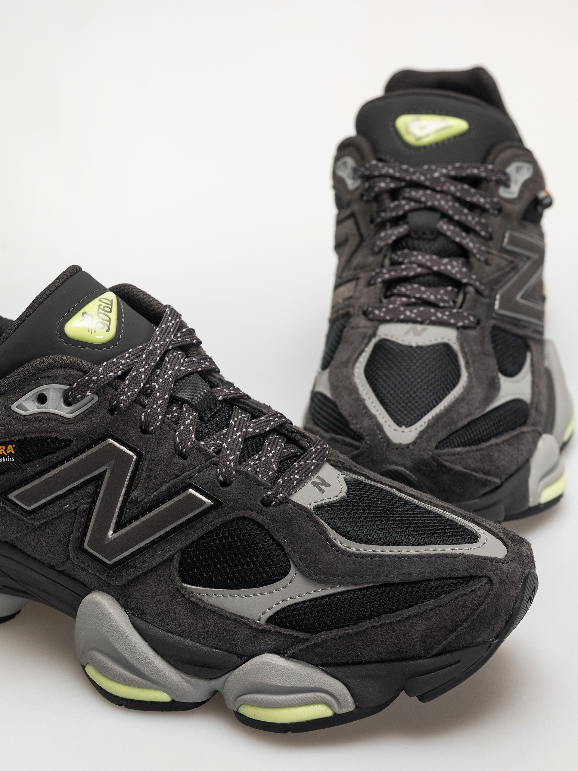 Buty New Balance 9060 (black cement/dry lime)