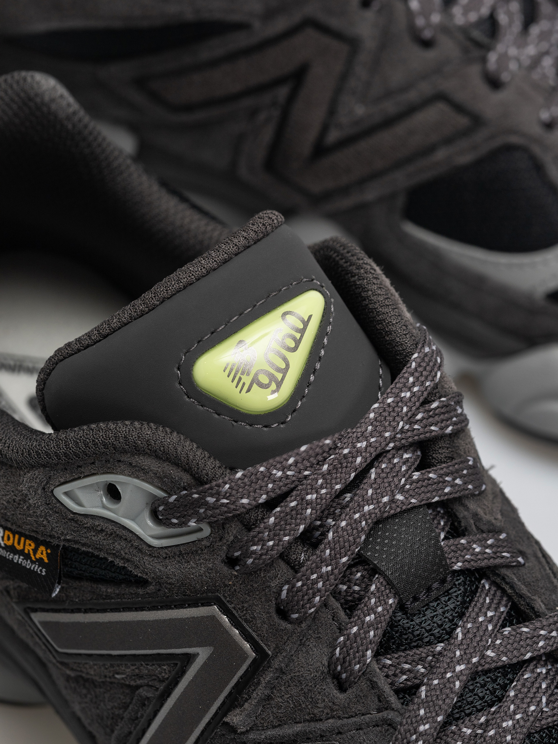 Buty New Balance 9060 (black cement/dry lime)
