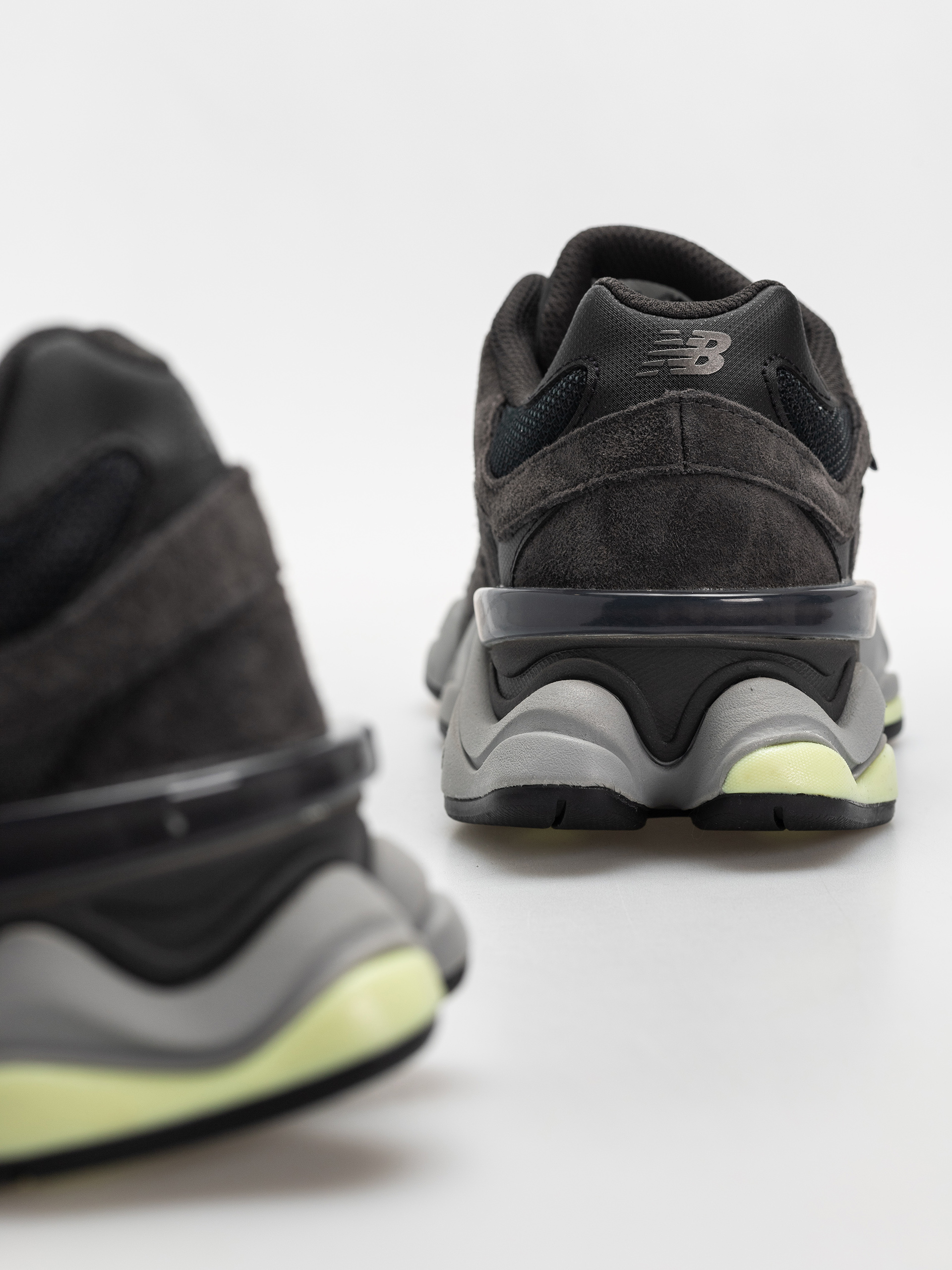 Buty New Balance 9060 (black cement/dry lime)