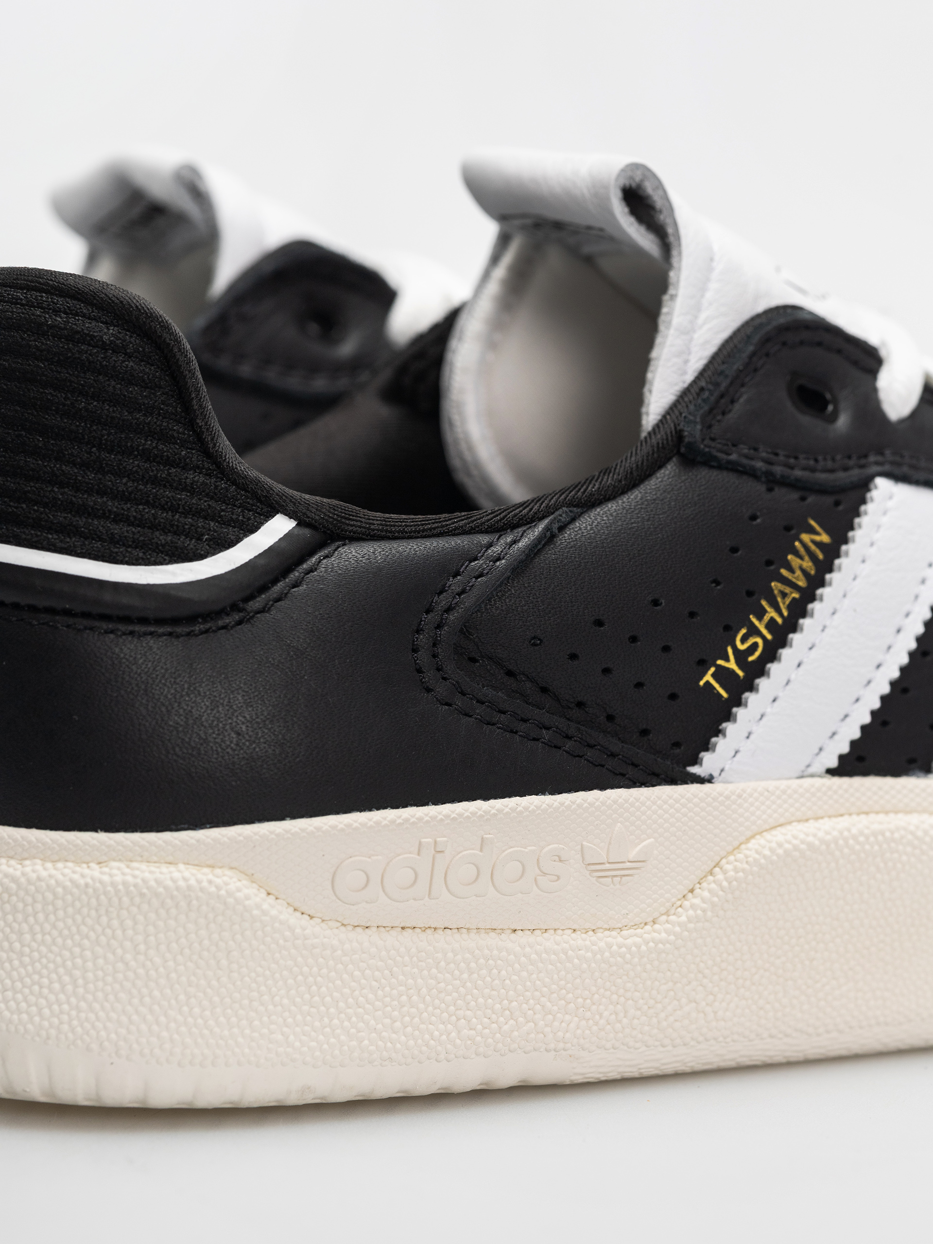 Buty adidas Tyshawn Low (cblack/ftwwht/cwhite)