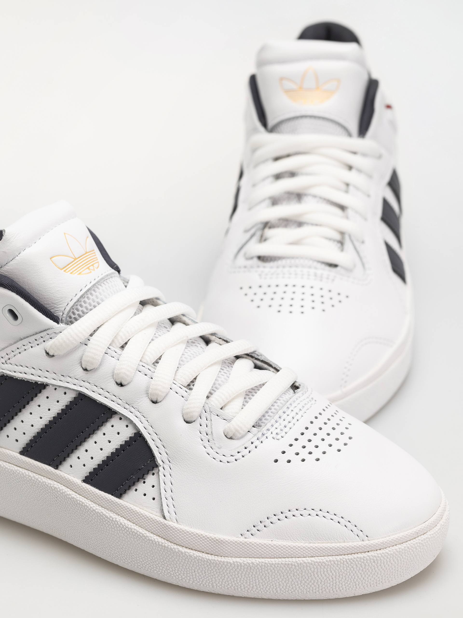 Buty adidas Tyshawn (ftwwht/colred)