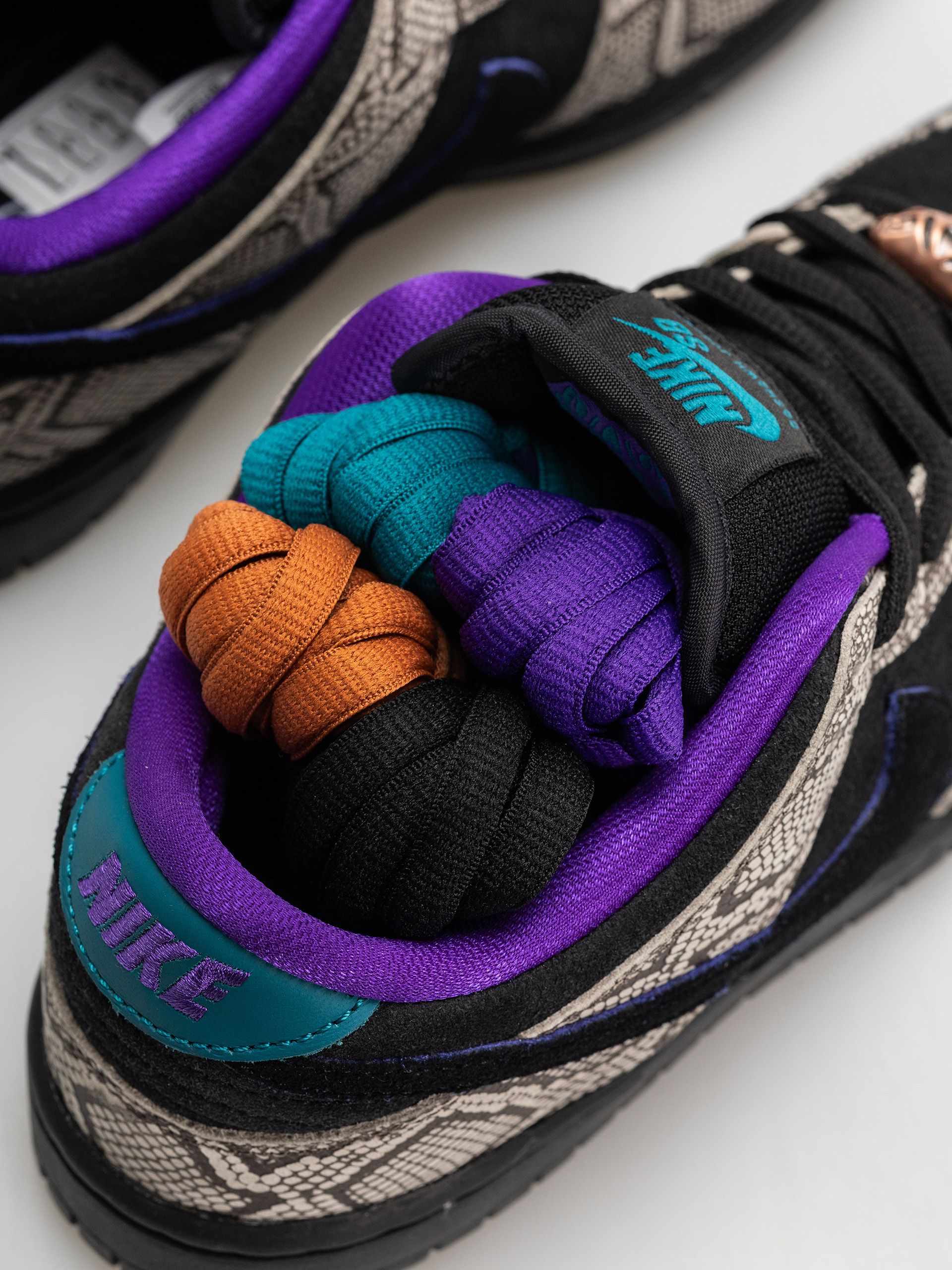 Buty Nike SB Dunk Low Pro (string/black bright spruce fierce purple)