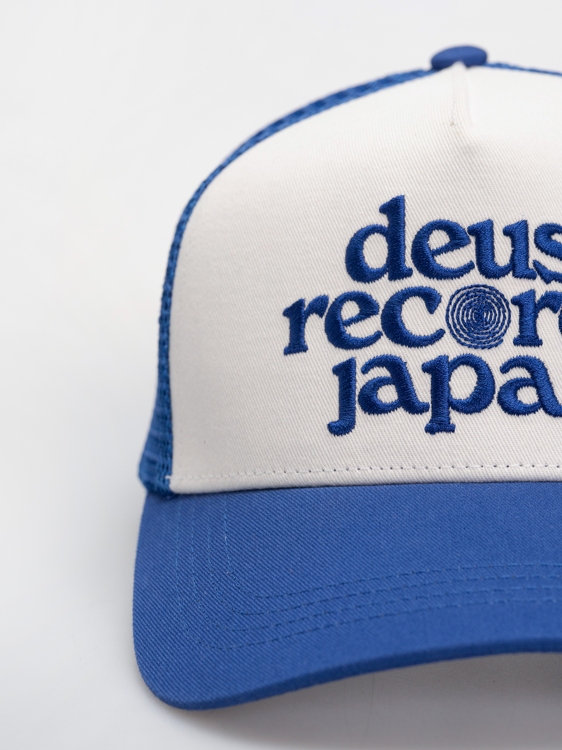 Czapka z daszkiem Deus Ex Machina Strata Trucker (daphne blue)