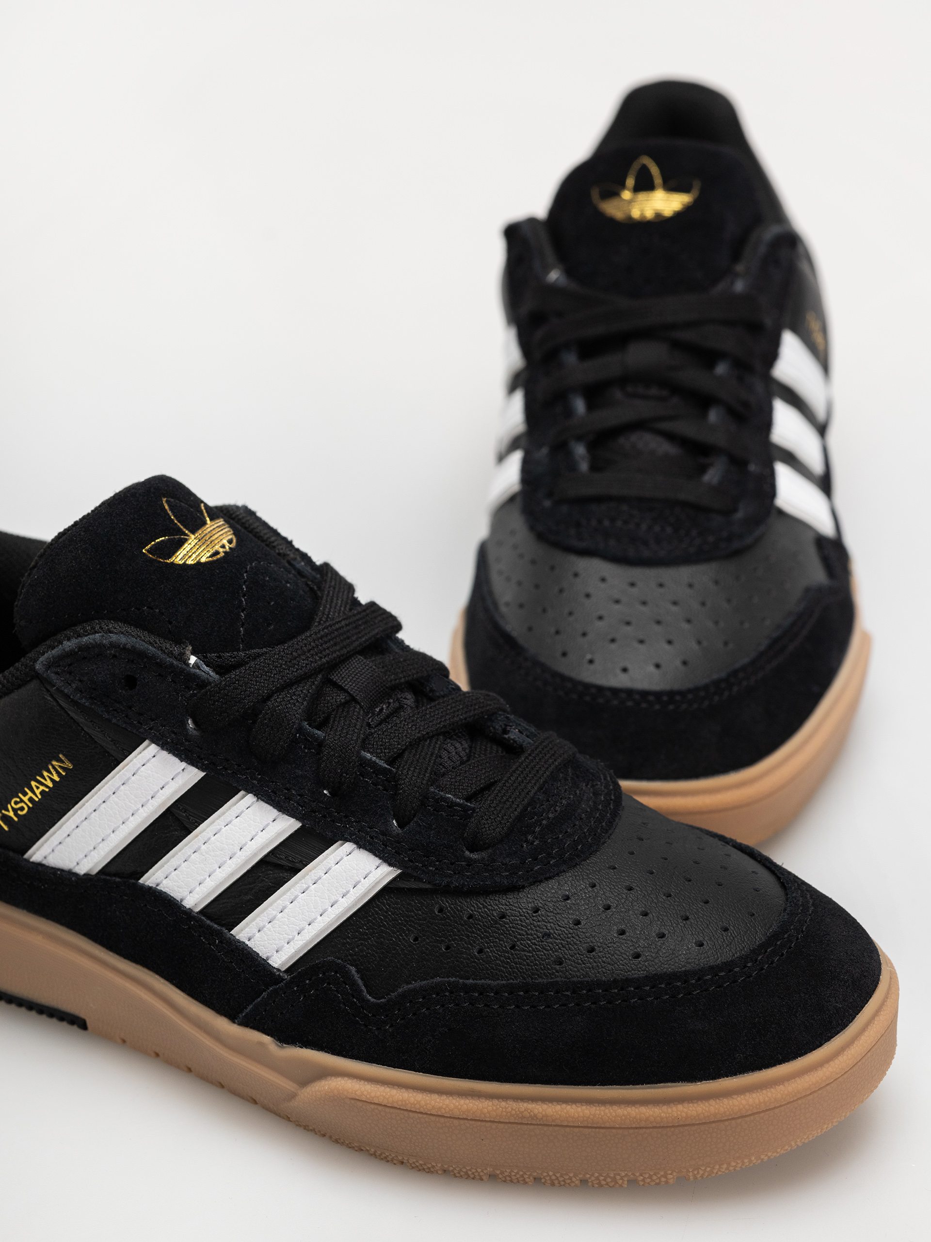 Buty adidas Tyshawn II (cblack/ftwwht/gum4)