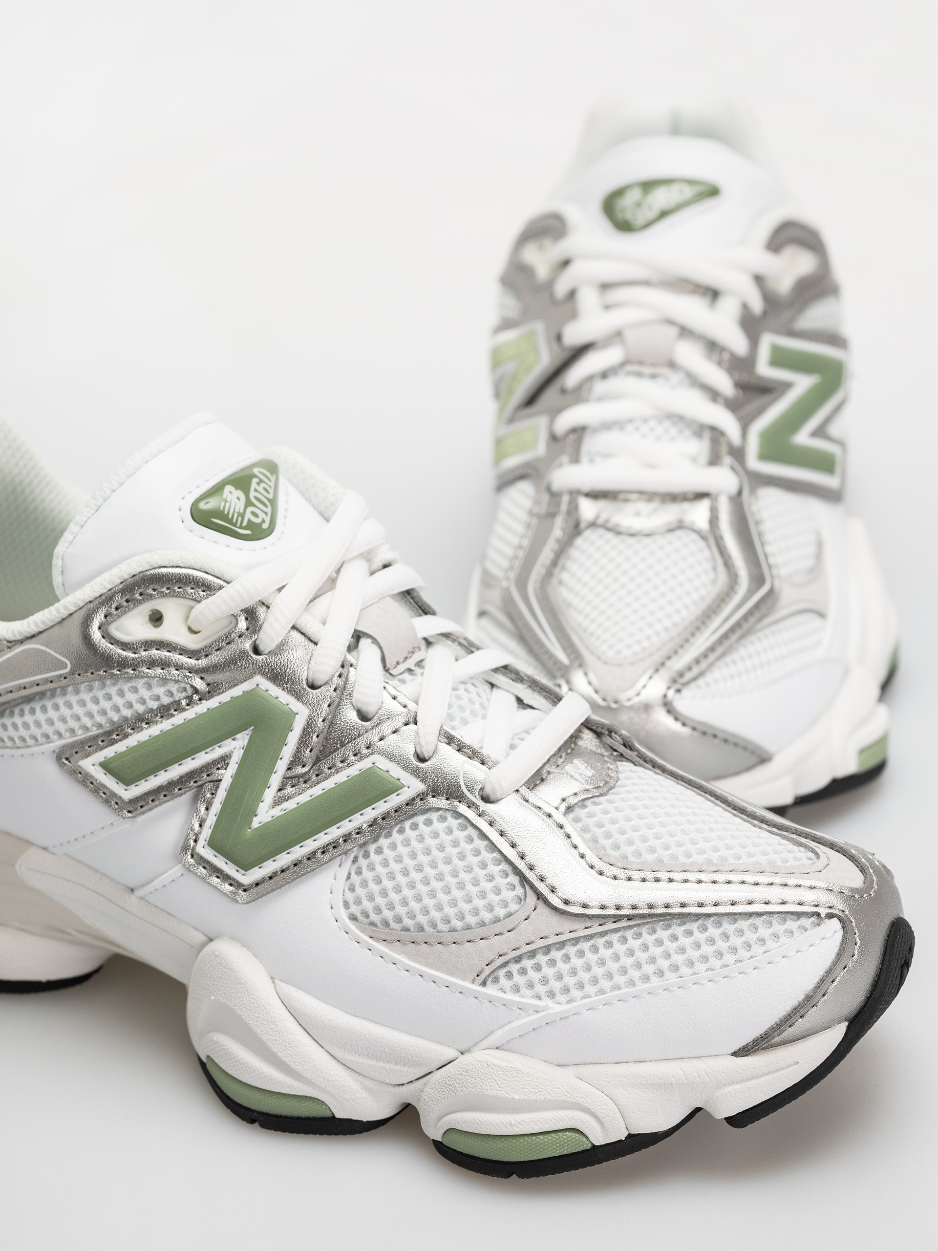 Buty New Balance 9060 (103 white/oregano)
