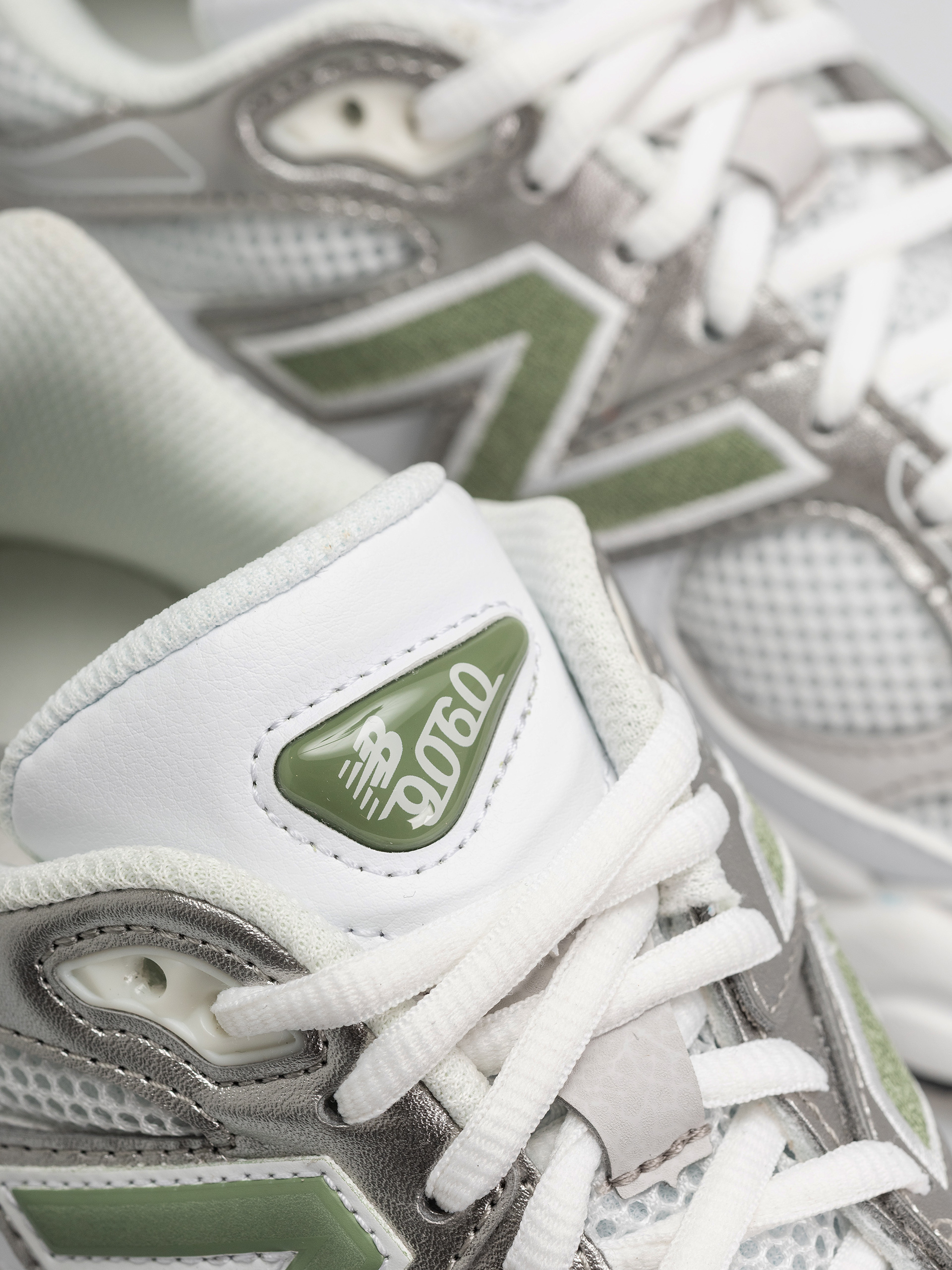 Buty New Balance 9060 (103 white/oregano)