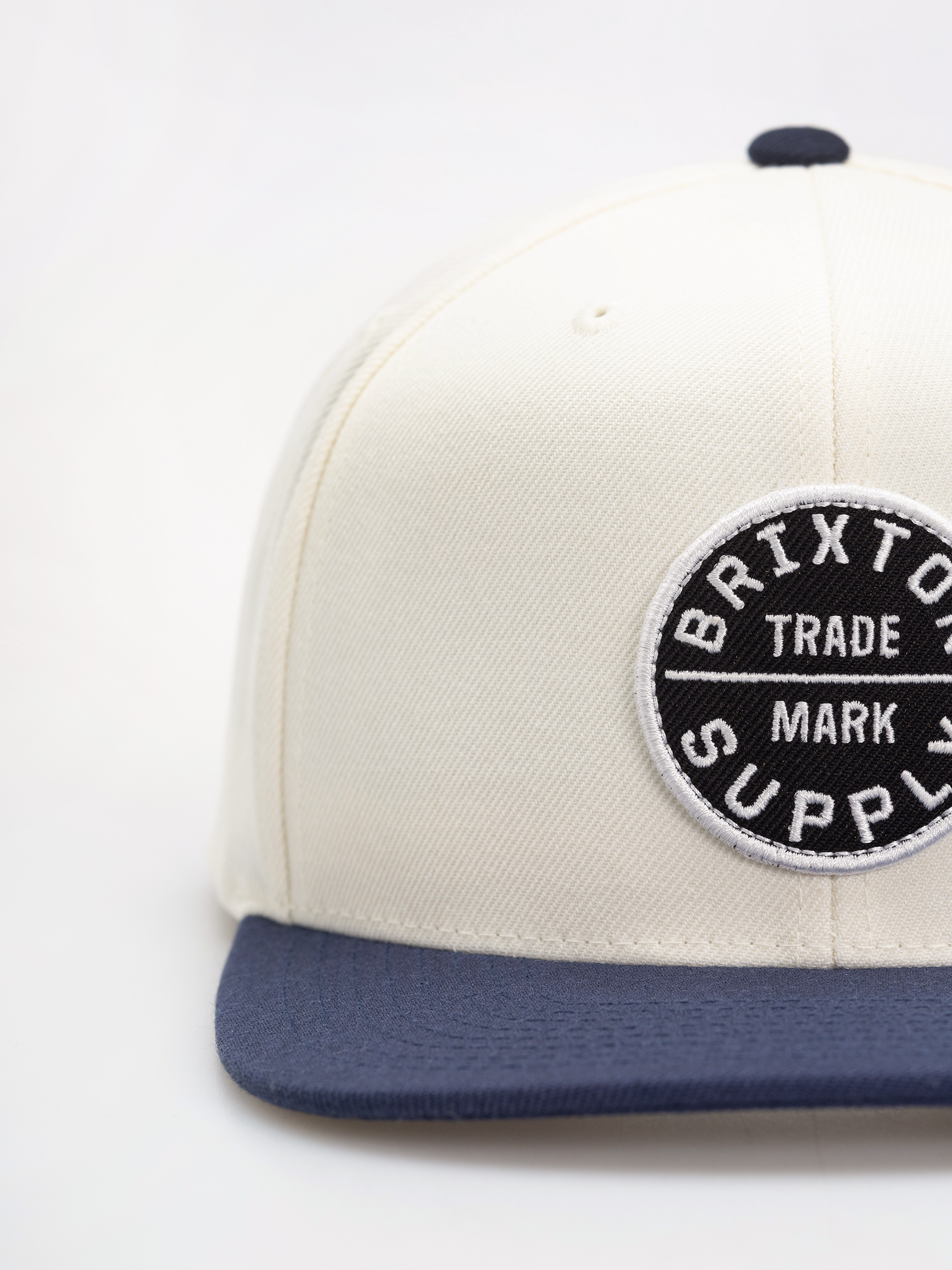 Czapka z daszkiem Brixton Oath Iii Snapback (off white/midnight blue)